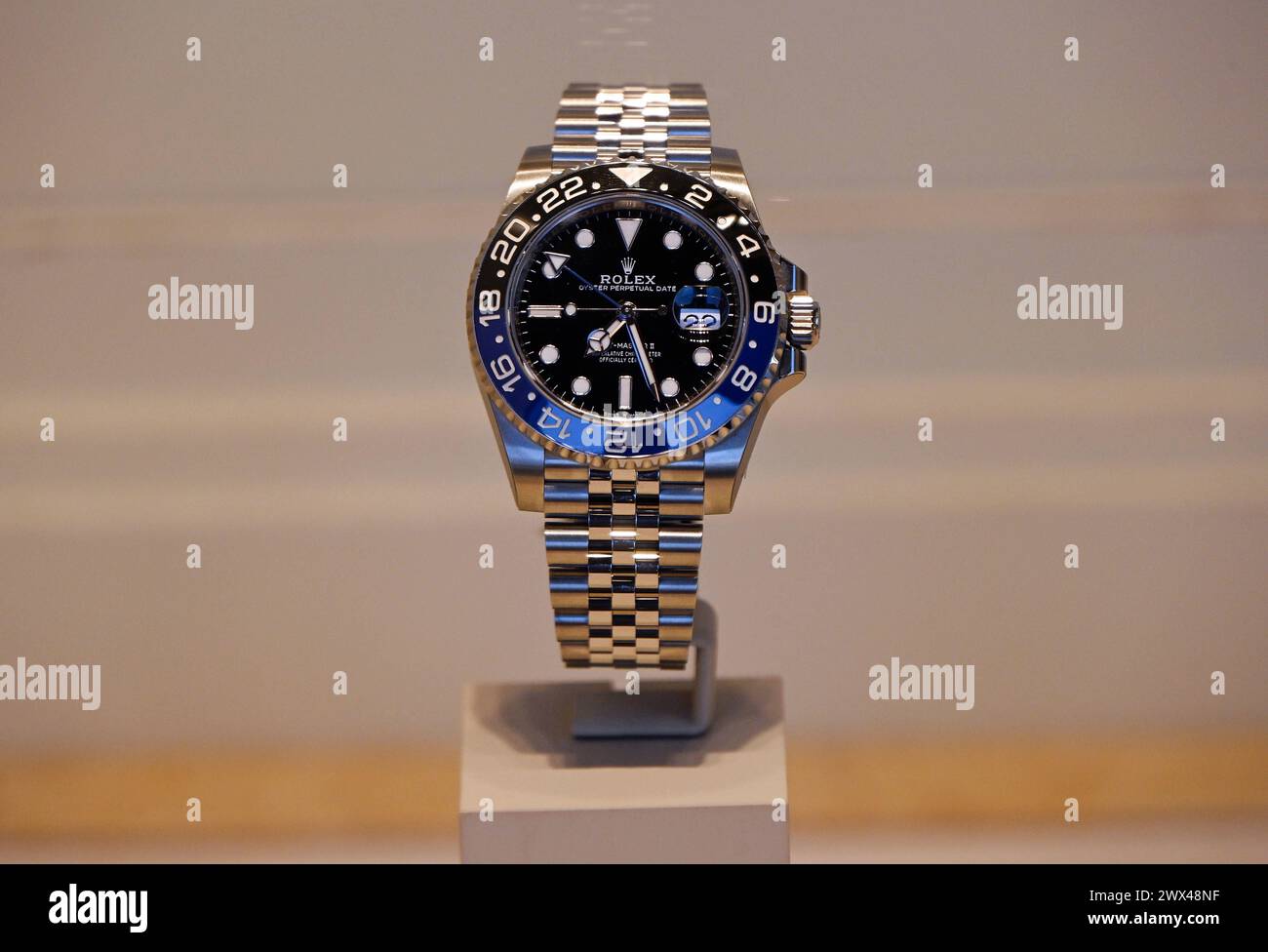 06.09.2023, xjhx, Wirtschaft, Rolex Uhr Firmenlogo Uhren, Luxus, Werbung Schaufester GMT-Master II schwarz-blau Batman Frankfurt am Main *** 06 09 2023, xjhx, Economy, orologi Rolex logo azienda, lusso, pubblicità Schaufester GMT Master II nero blu Batman Frankfurt am Main Foto Stock