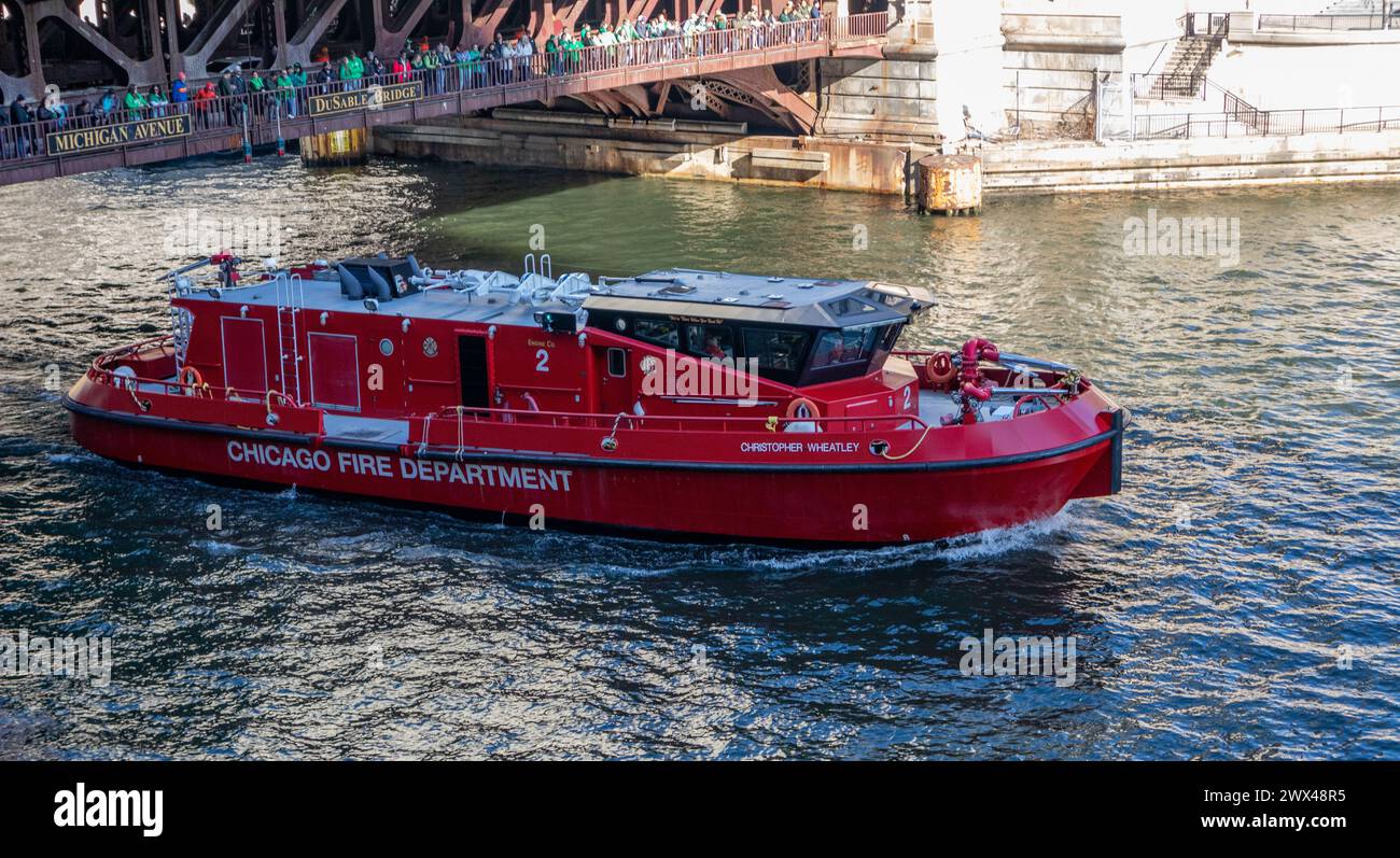 Nave dei vigili del fuoco di Chicago che passa sotto il ponte DuSable sul fiume Chicago Foto Stock