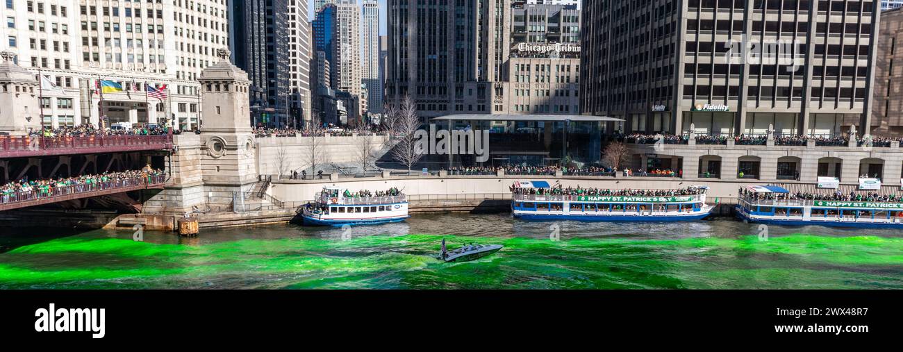 Il fiume Chicago viene tinto di verde per la giornata di San Patrizio a Chicago, Illinois, Stati Uniti Foto Stock
