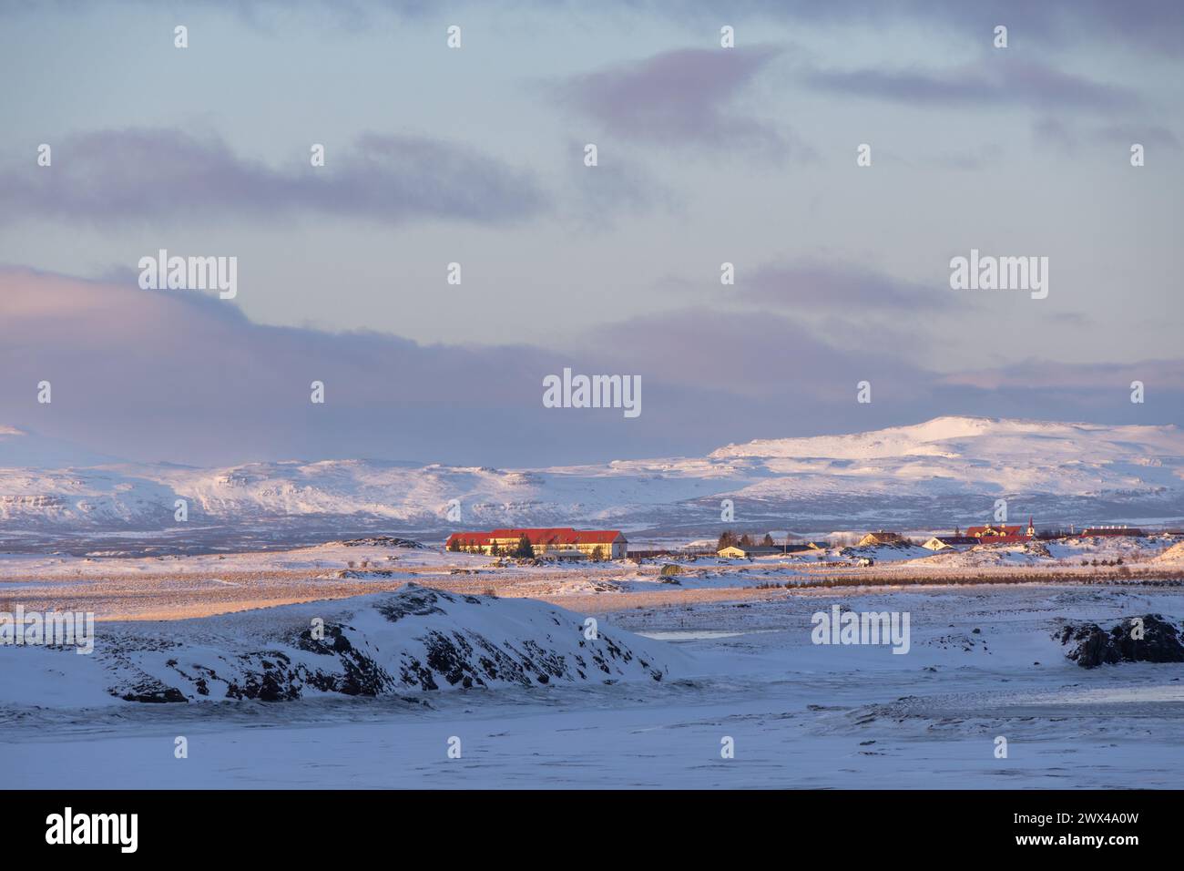 edifici nella natura selvaggia dell'islanda Foto Stock