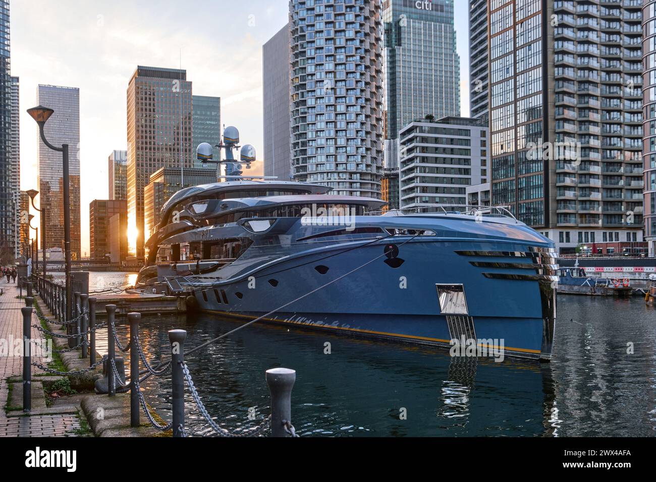 Le sanzioni di Sergei Naumenko hanno sequestrato le PHI di Superyacht. Ormeggiato a South Dock, Canary Wharf, Londra, Regno Unito Foto Stock