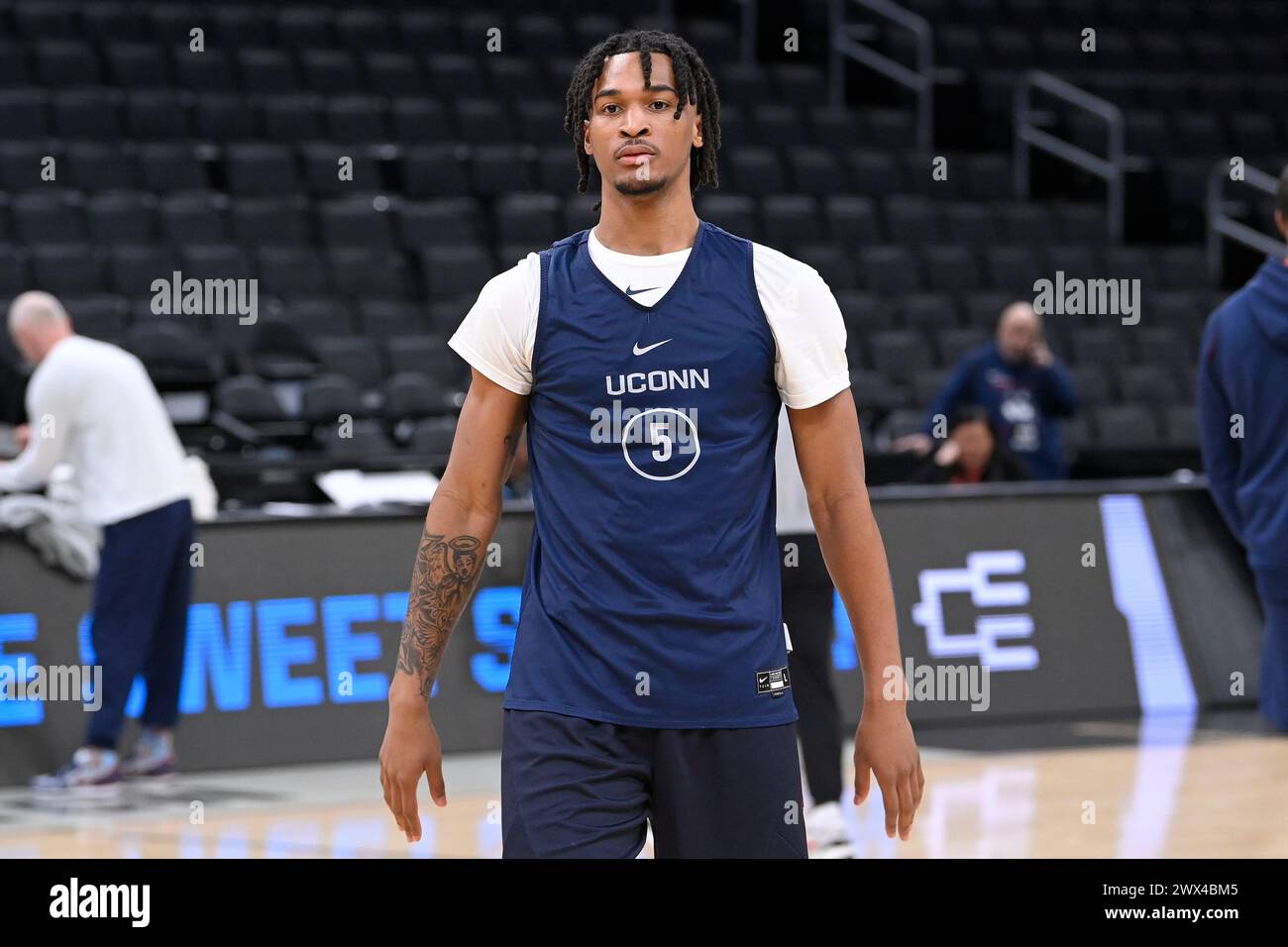 Boston, Massachusetts, 27 marzo 2024. Connecticut Huskies guardia Stephon Castle (5) durante una sessione di prove al torneo NCAA March Madness Eastern Regional a TD Garden. Credito obbligatorio Eric Canha/CSM/Alamy Live News Foto Stock