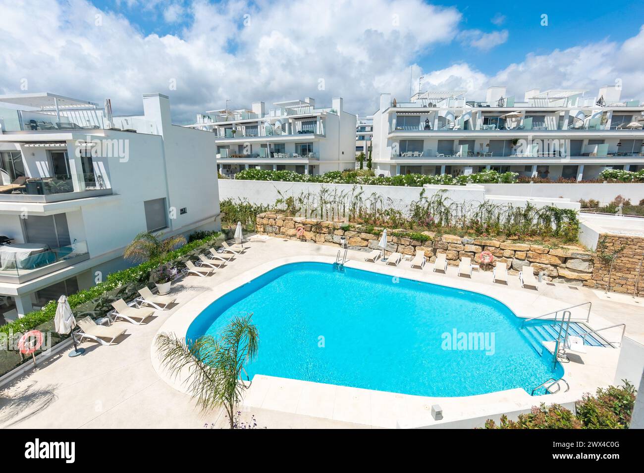 una piscina comunitaria in un lussuoso complesso di case vacanze lungo il mediterraneo Foto Stock