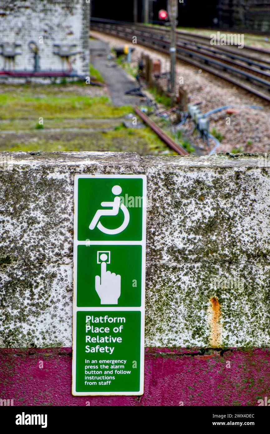 Punto di assistenza e luogo di relativa sicurezza sulla piattaforma di Harrow on the Hill Station, Harrow, Borough of Harrow, Londra, Inghilterra, REGNO UNITO Foto Stock