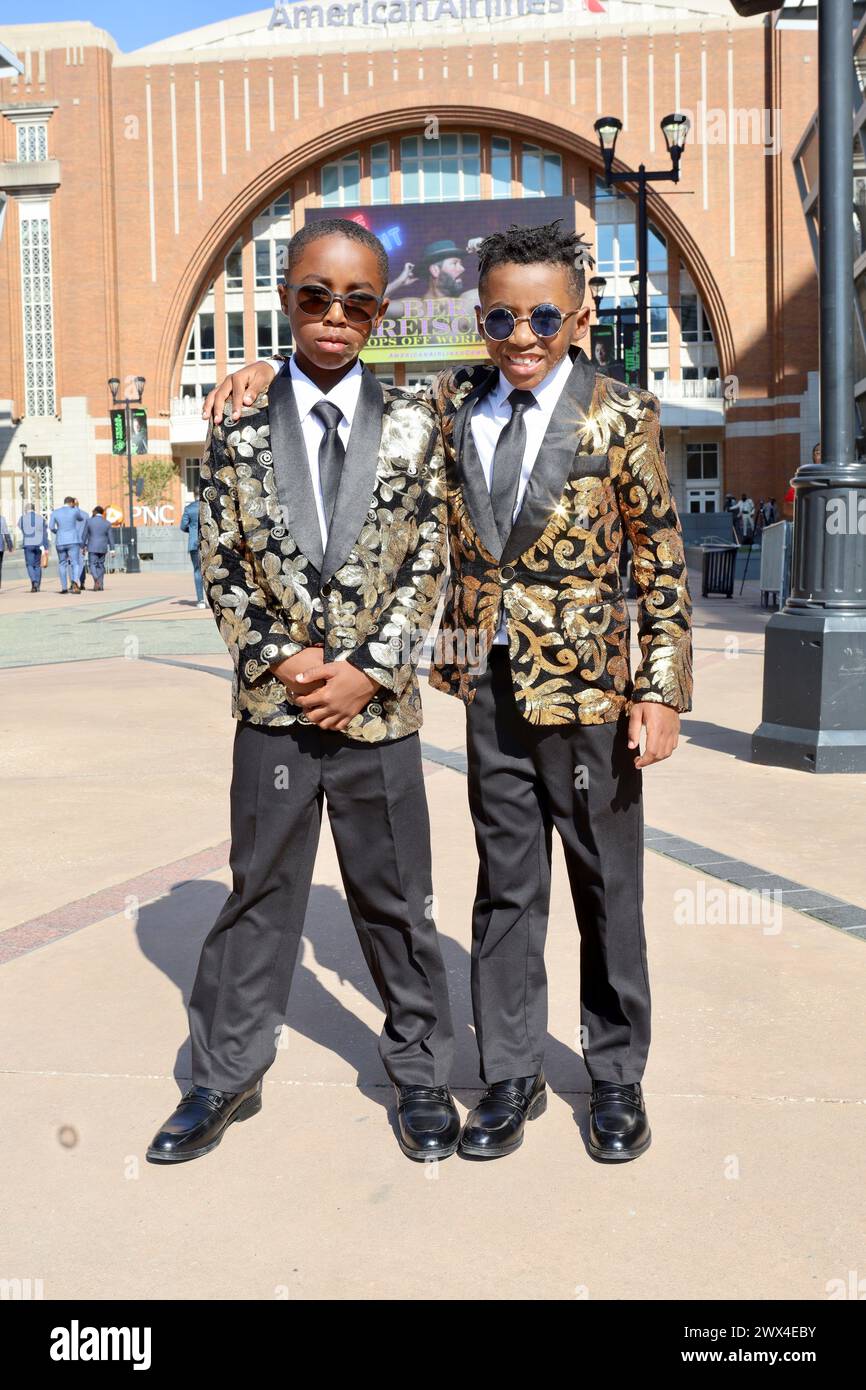 Due professionisti in abbigliamento formale all'esterno di un edificio Foto Stock