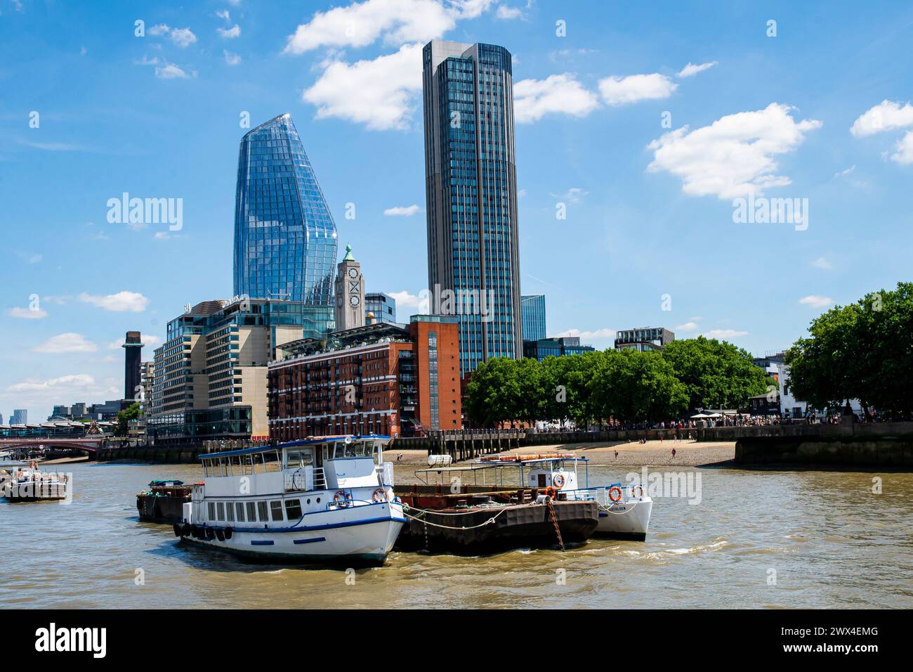 Il moderno skyline di Londra lungo il Tamigi, caratterizzato da strutture iconiche come The Shard. Foto Stock