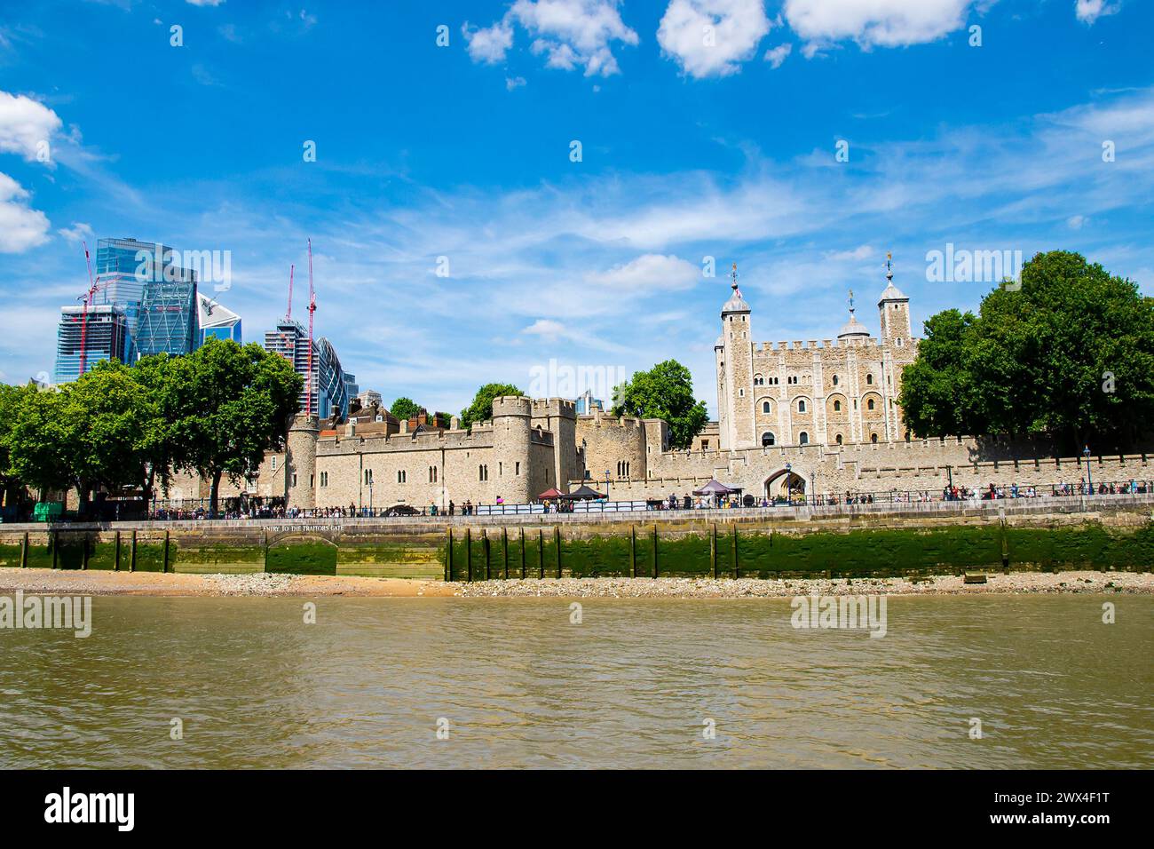 Torre di Londra: Storica maestosità sul lungofiume Foto Stock