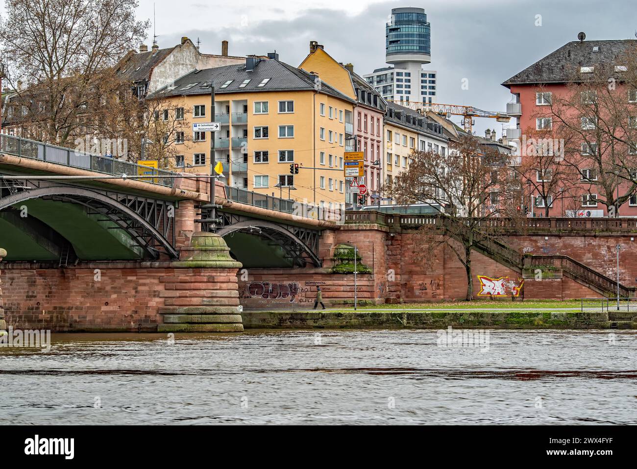 Un grande ponte che attraversa un fiume tra strutture urbane Foto Stock