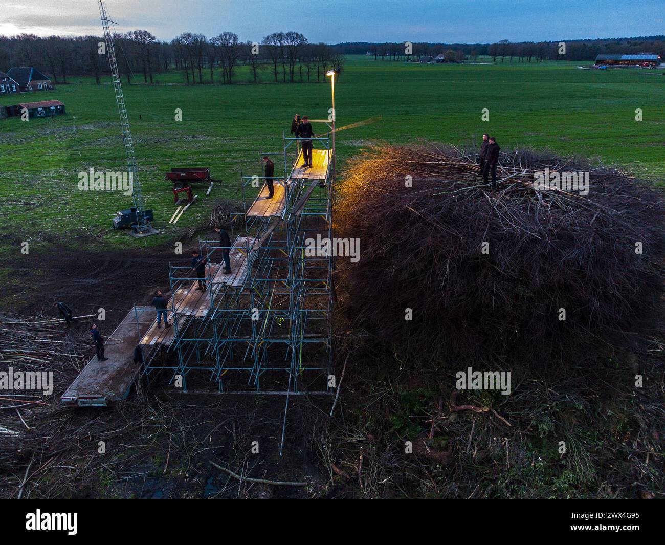 HOLTEN - costruttori del borgo di Espelo in azione durante la costruzione dell'incendio di Pasqua, tradizionalmente acceso la domenica di Pasqua. A causa delle normative sull'azoto, la struttura deve soddisfare requisiti rigorosi. ANP VINCENT JANNINK netherlands Out - belgio Out Foto Stock