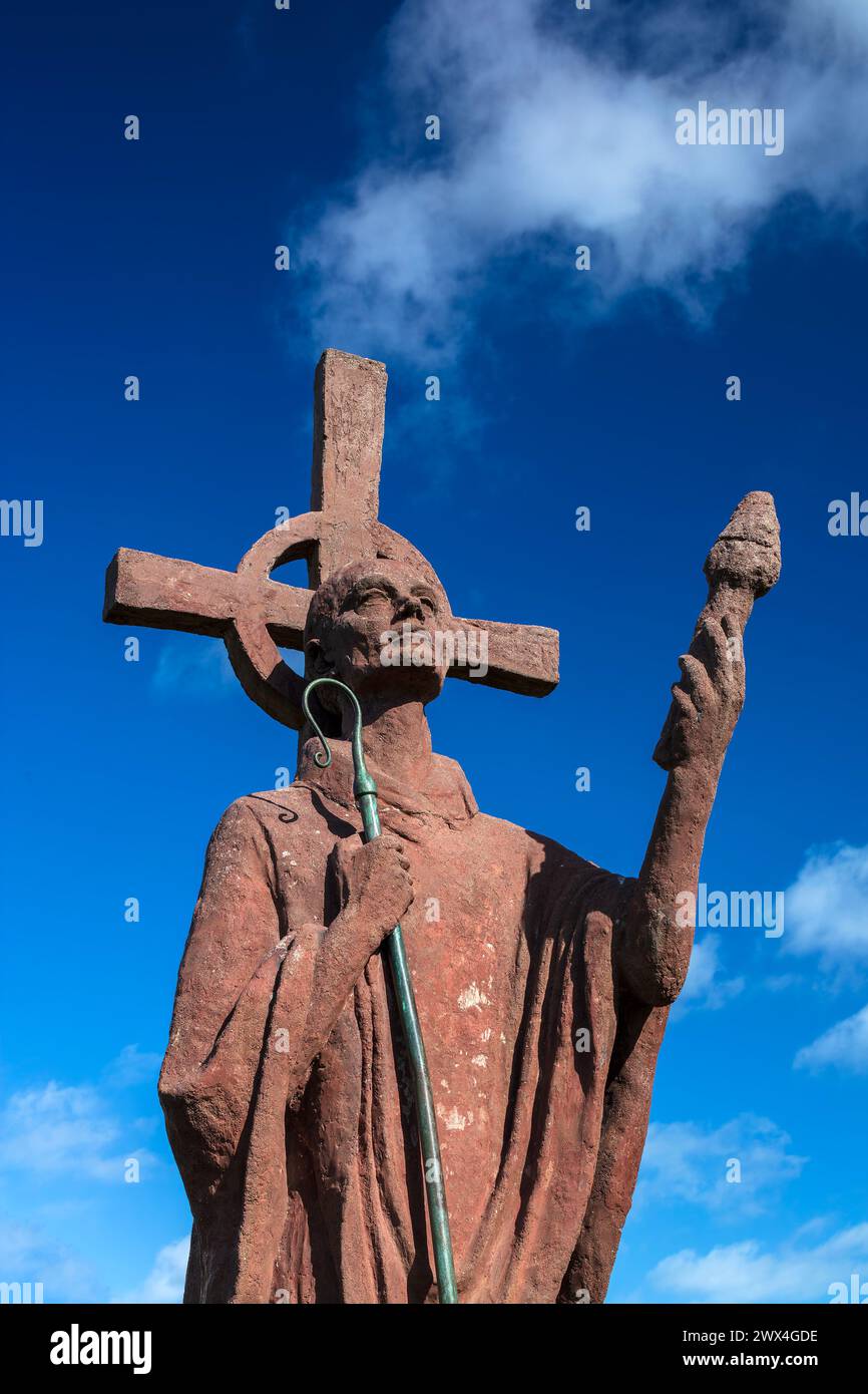 Una vista in primavera contro un cielo blu della statua di Sant'Aidan sull'Isola Santa di Lindisfarne vicino a Berwick-upon-Tweed nel Northumberland Foto Stock