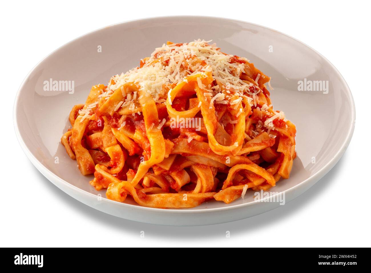 Tagliatelle di pasta all'uovo con salsa di pomodoro e parmigiano grattugiato in piatto bianco isolato su bianco con percorso di ritaglio incluso Foto Stock