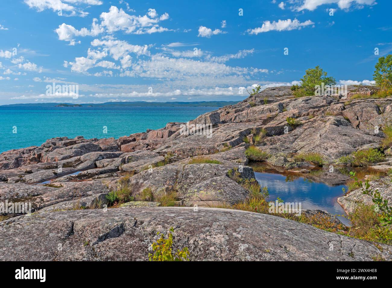 Granite Blocks sulla costa dei grandi Laghi nel Neys Provincial Park, Ontario Foto Stock