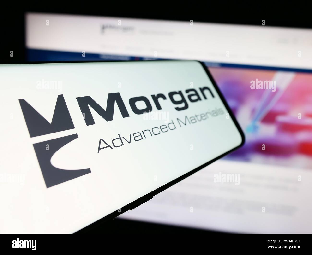 Smartphone con logo della società britannica Morgan Advanced Materials plc di fronte al sito Web aziendale. Mettere a fuoco la parte sinistra del display del telefono. Foto Stock