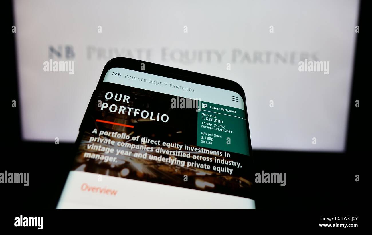 Telefono cellulare con sito web della società britannica NB Private Equity Partners Ltd. (NBPE) davanti al logo. Mettere a fuoco in alto a sinistra sul display del telefono. Foto Stock