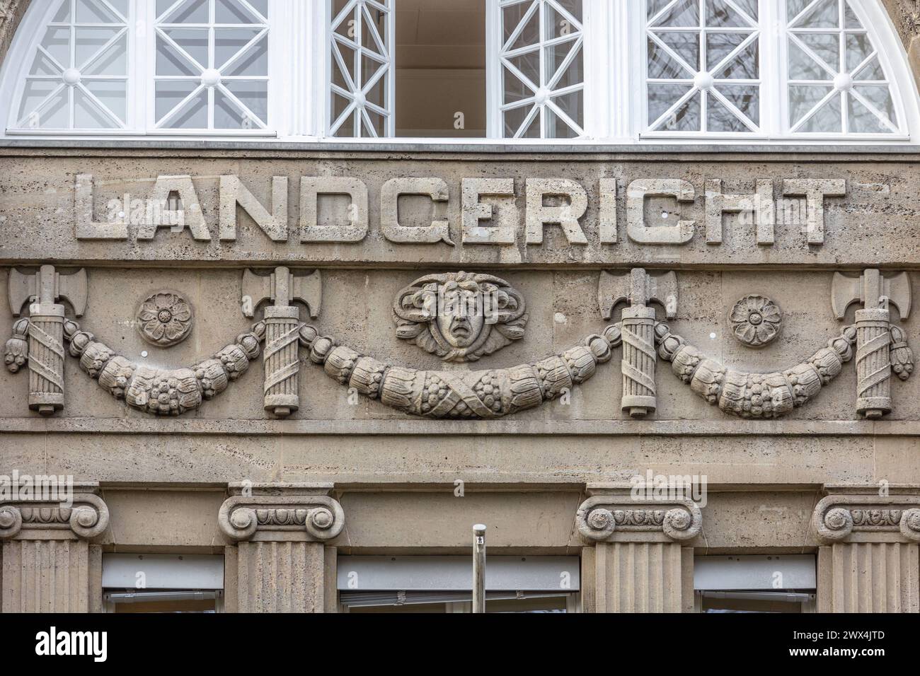 DAS Landgericht di Krefeld. 21.03.2024, Krefeld GER - Ansicht des Gebaeudes mit Schrift an der Fassade., Krefeld Nordrhein Westfalen Deutschland, DEU Landgericht *** il tribunale distrettuale di Krefeld 21 03 2024, Krefeld GER Vista dell'edificio con lettere sulla facciata, Krefeld North Rhine-Westphalia Germania, DEU District Court Foto Stock