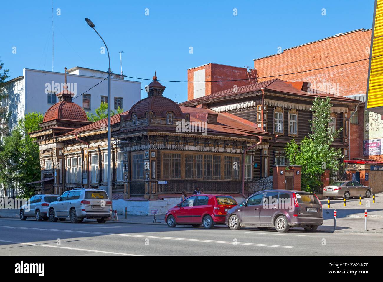 Ekaterinburg, Russia - 16 luglio 2018: Un'affascinante casa in legno in stile Art Nouveau in combinazione con decorazioni scolpite in stile russo. Questo zenzero Foto Stock