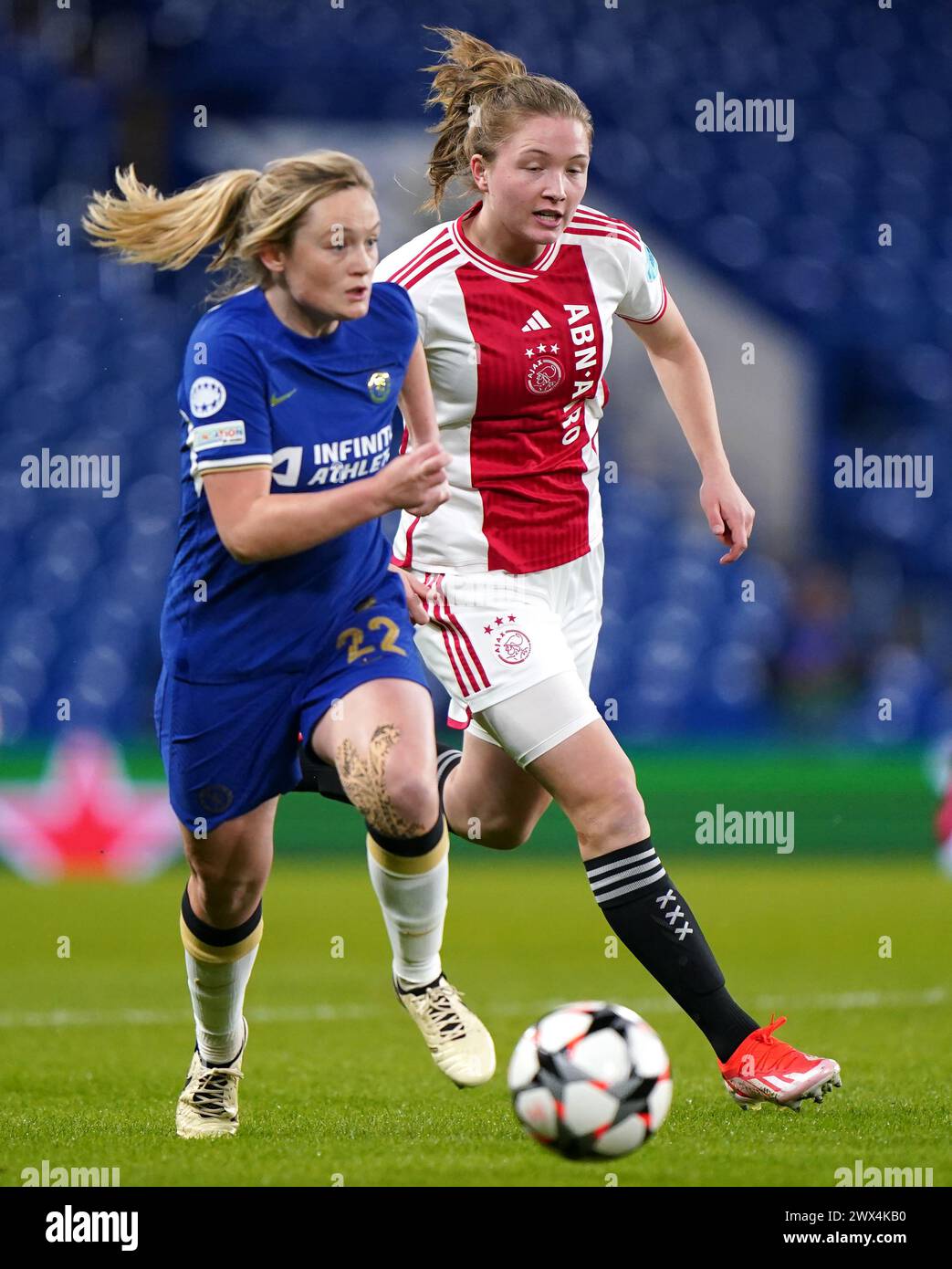 Erin Cuthbert (a sinistra) del Chelsea e Jonna van de Velde dell'Ajax si battono per il pallone durante il match di andata e ritorno dei quarti di finale di UEFA Champions League allo Stamford Bridge di Londra. Data foto: Mercoledì 27 marzo 2024. Foto Stock