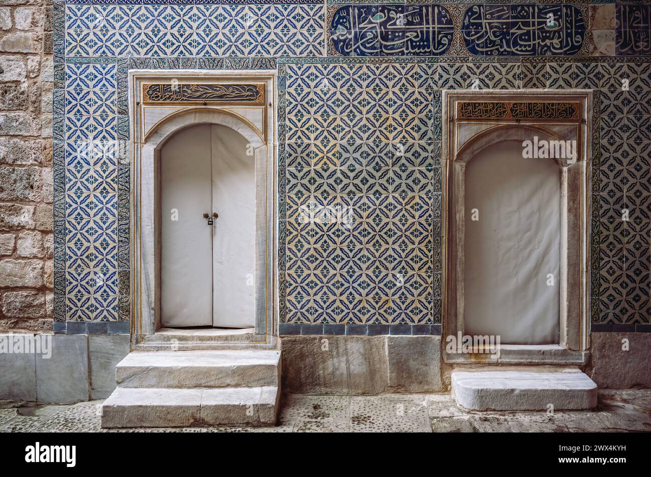 Porte nel cortile degli eunuchi, Harem del Palazzo Topkapı, Istanbul , Turchia Foto Stock