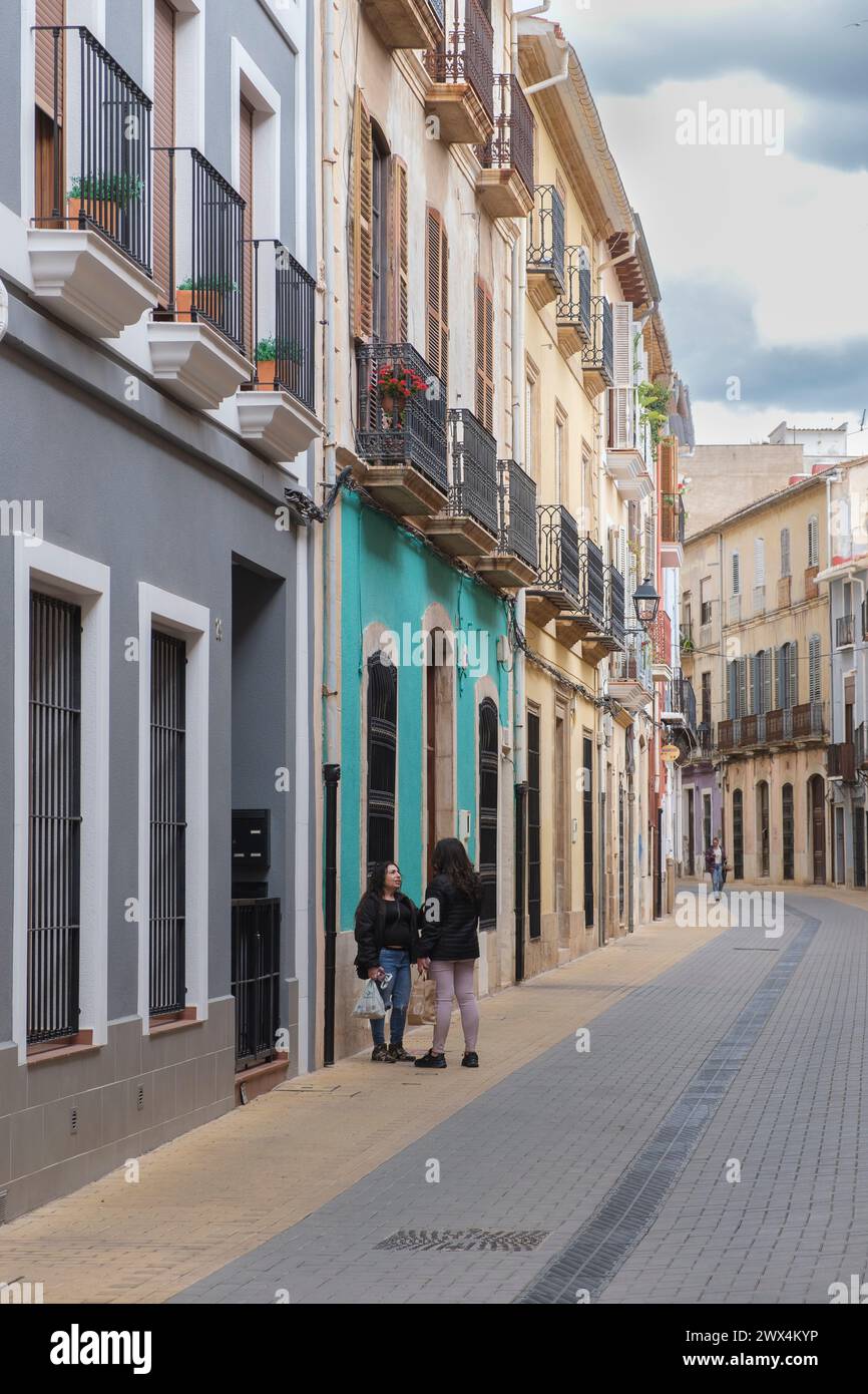 Strada tipica nella città vecchia di Denia, Alicante, Spagna Foto Stock