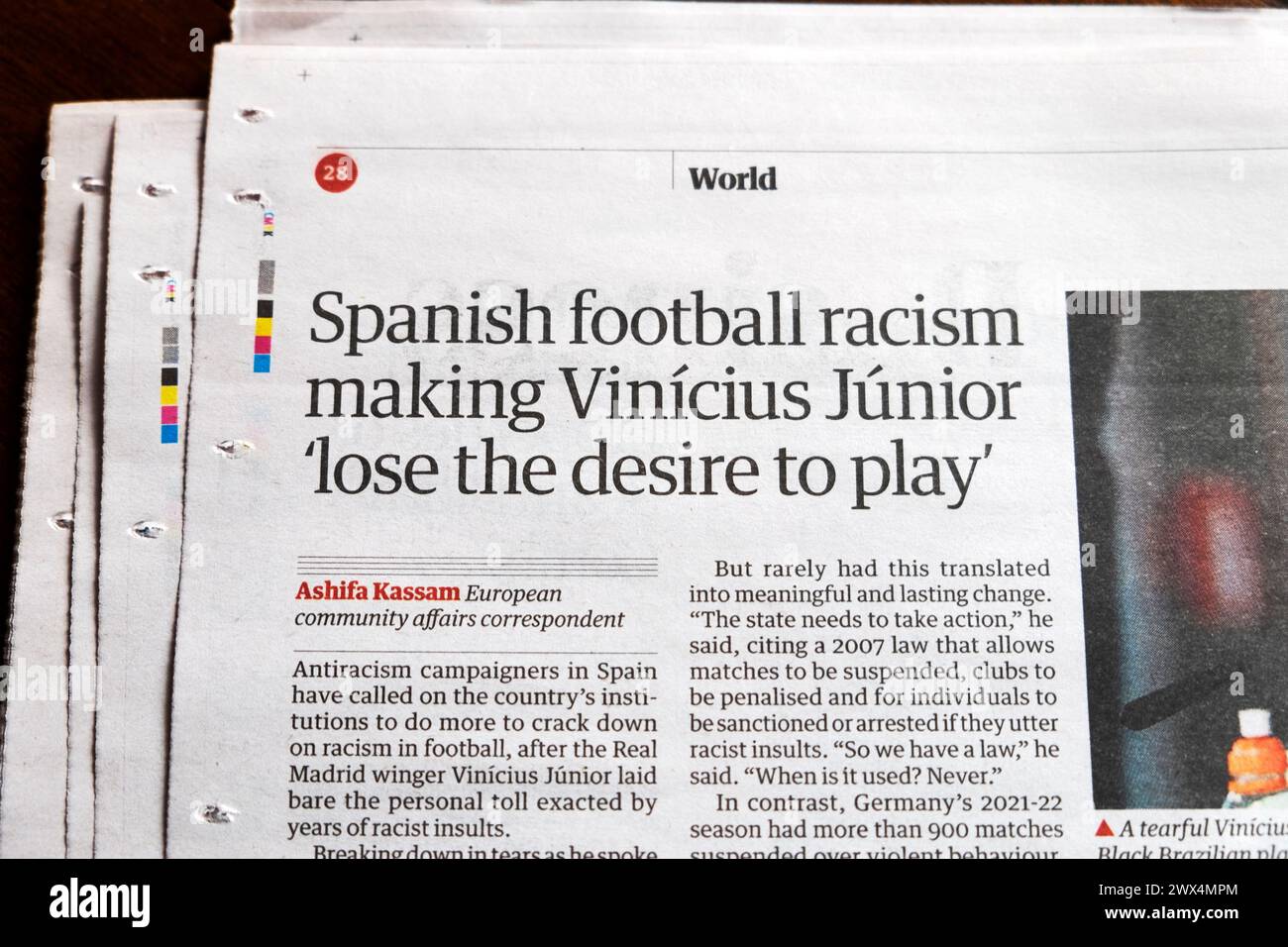 "Il razzismo del calcio spagnolo fa sì che Vinícius Júnior "perda il desiderio di giocare" titolo del quotidiano Guardian 26 marzo 2024 articolo sportivo Londra Regno Unito Foto Stock