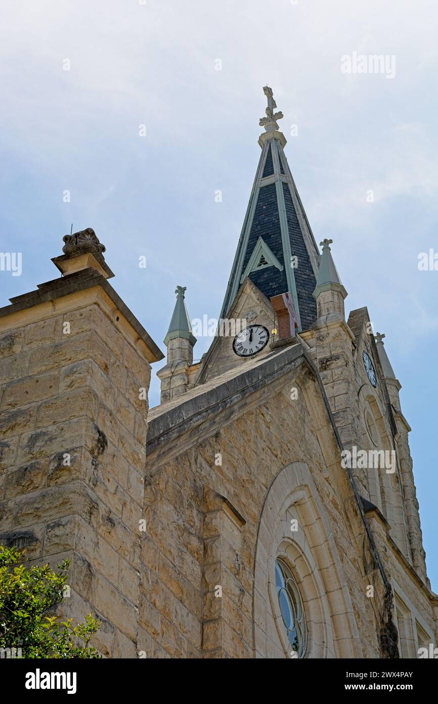 Guglia della torre dell'orologio in cima al 1908 stile gotico di St Chiesa cattolica di Mary a Fredericksburg Texas - aprile 2023 Foto Stock