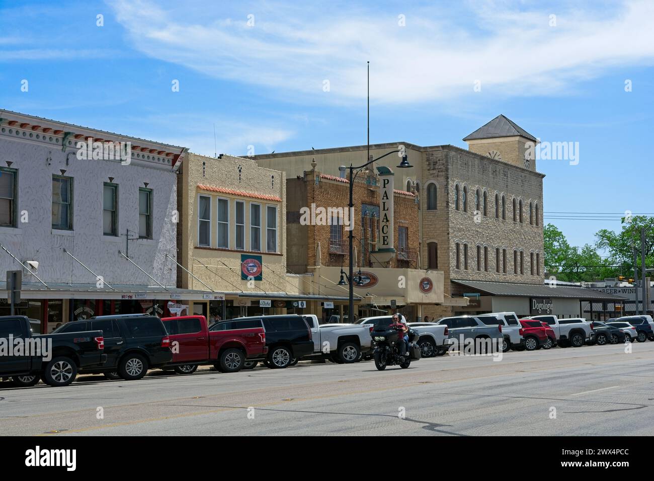 1929 in stile Art Deco Palace, originariamente un teatro dell'opera sulla East Main Street nel quartiere commerciale di Fredericksburg, Texas - aprile 2023 Foto Stock