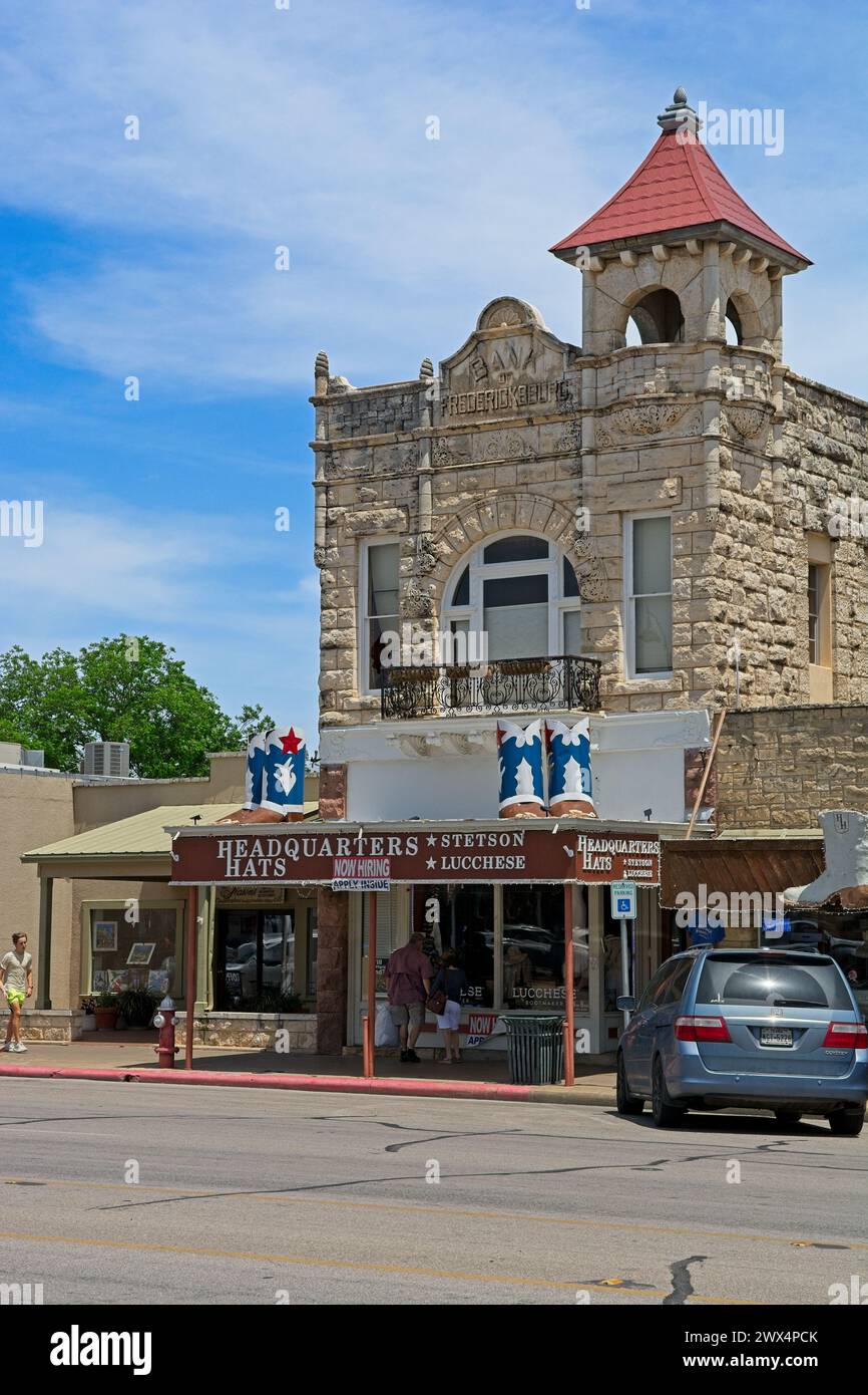 1898 Richardsonian Romanesque style Bank of Fredericksburg, attualmente un negozio al dettaglio nel centro di Fredericksburg, Texas - aprile 2023 Foto Stock