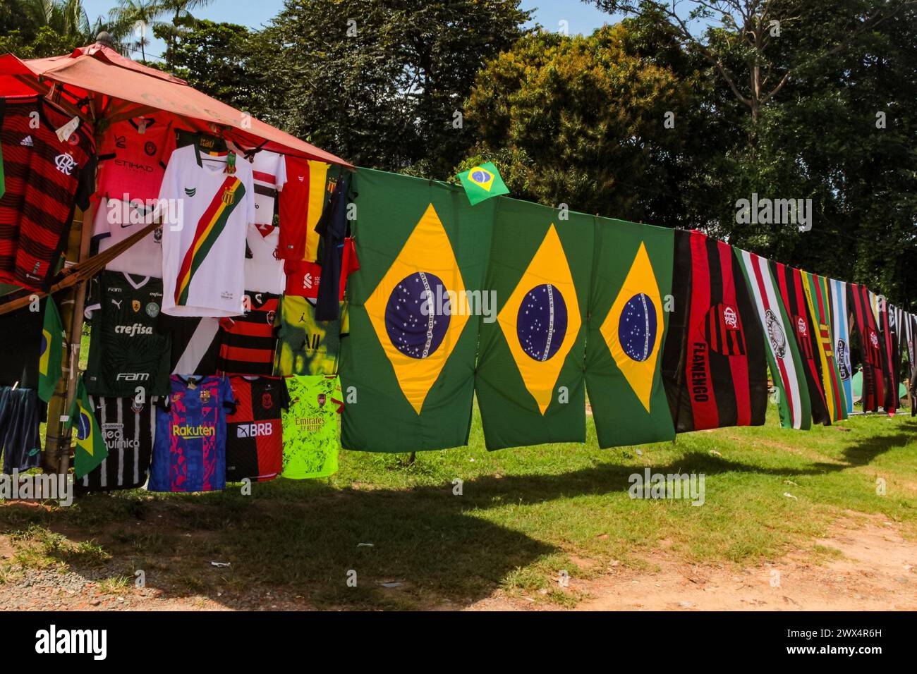 Magliette e bandiere delle squadre di calcio brasiliane e bandiera brasiliana in vendita nel mercato di São Luís ma, Brasile Foto Stock