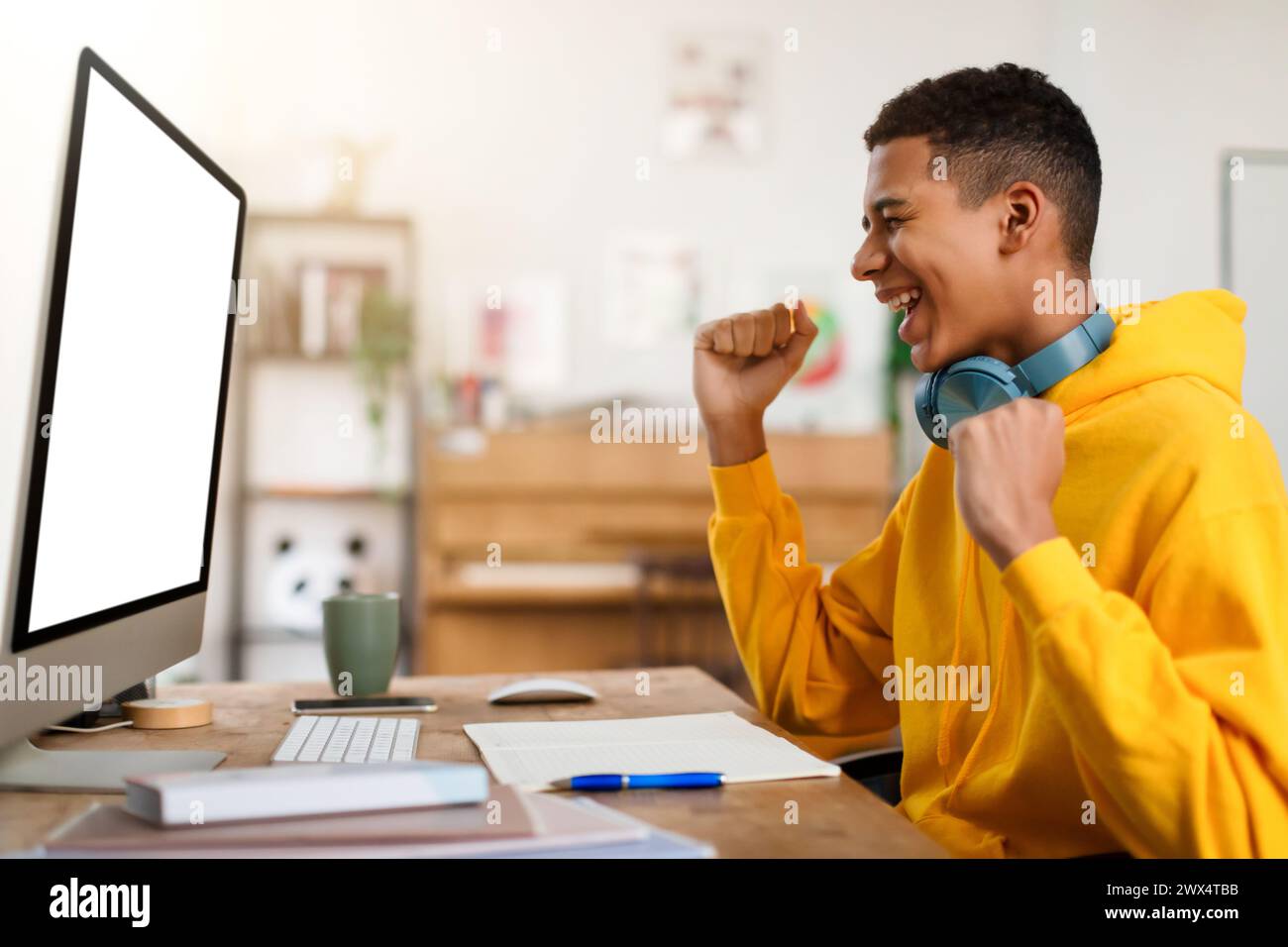 Singolo in una felpa con cappuccio per analisi con lente d'ingrandimento Foto Stock