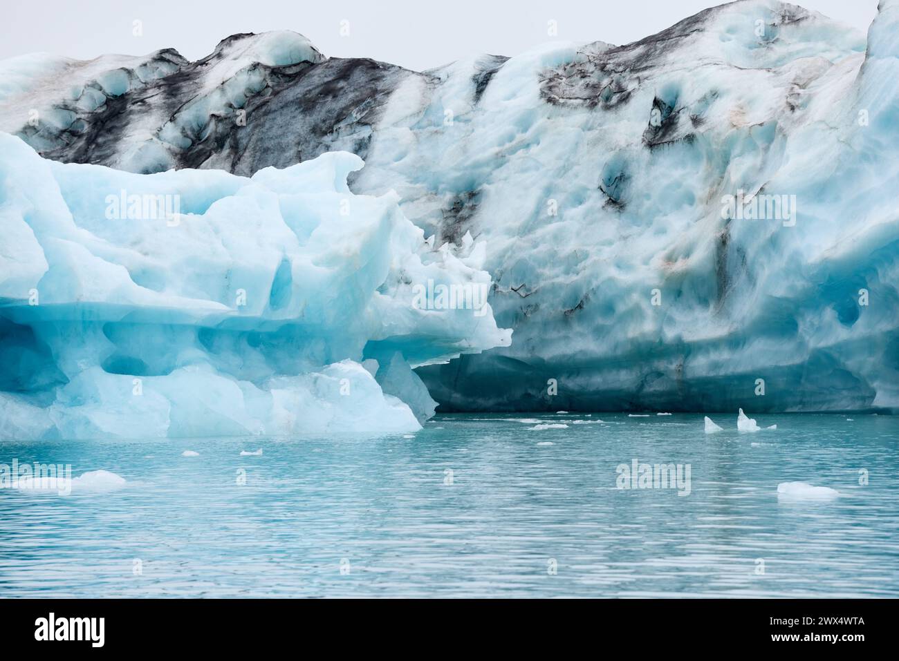 Un iceberg in Islanda. Un iceberg che scorre nella laguna di Jokulsarlon, staccata dal fronte del ghiacciaio. Foto Stock