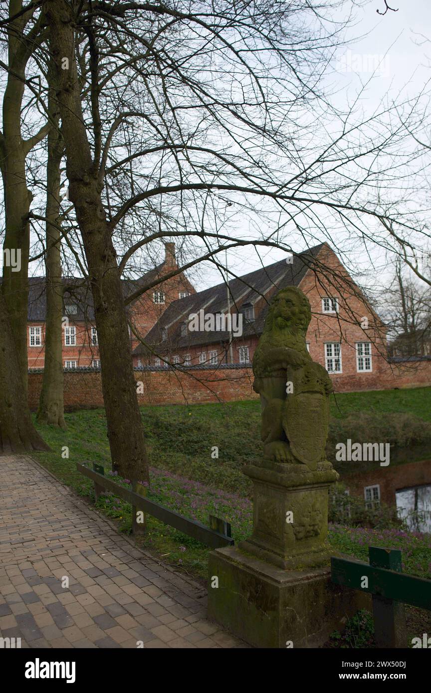 Husum, Schleswig-Holstein Zugang zum Schloss vor Husum. Es wird vor Husum genannt, weil es zu seiner Erbauungszeit vor der Stadtgrenze lag. Es War ursprünglich eine Nebenresidenz des herzoglichen Hauses Schleswig-Holstein-Gottorf und diente im 18. und 19. Jahrhundert als gelegentliche Residenz des dänischen Königshauses. Bereits während dieser Zeit nahm das nun Königliche Schloss die Amtsverwaltung auf, die sich nach 1864 fast auf das ganze Haus ausdehnte und hier bis ins 20. Jahrhundert verblieb. Aufnahme vom 27.03.2024, Husum, Kreis Nordfriesland, Schleswig-Holstein *** Husum, Schleswig Hols Foto Stock