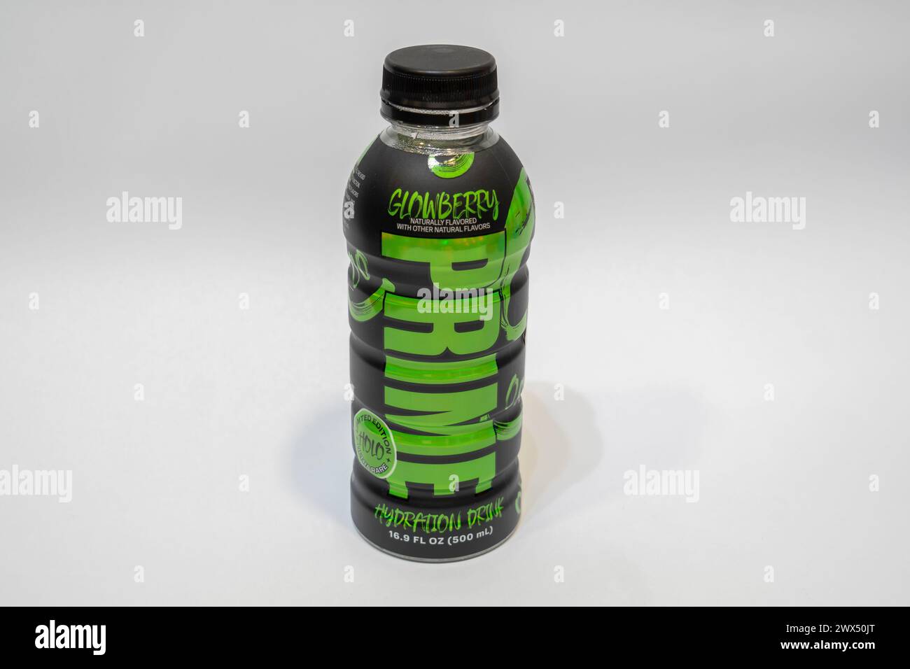Prime è una gamma di bevande sportive, miscele di bevande e bevande energetiche creata e commercializzata da prime Hydration, LLC. Al gusto di bacche bagliori. Foto Stock