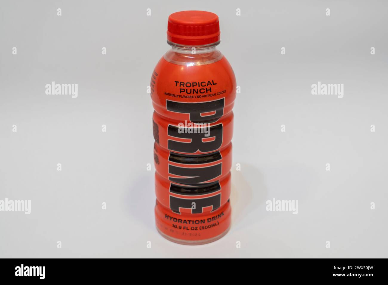 Prime è una gamma di bevande sportive, miscele di bevande e bevande energetiche creata e commercializzata da prime Hydration, LLC. Al gusto di Tropical Punch. Foto Stock