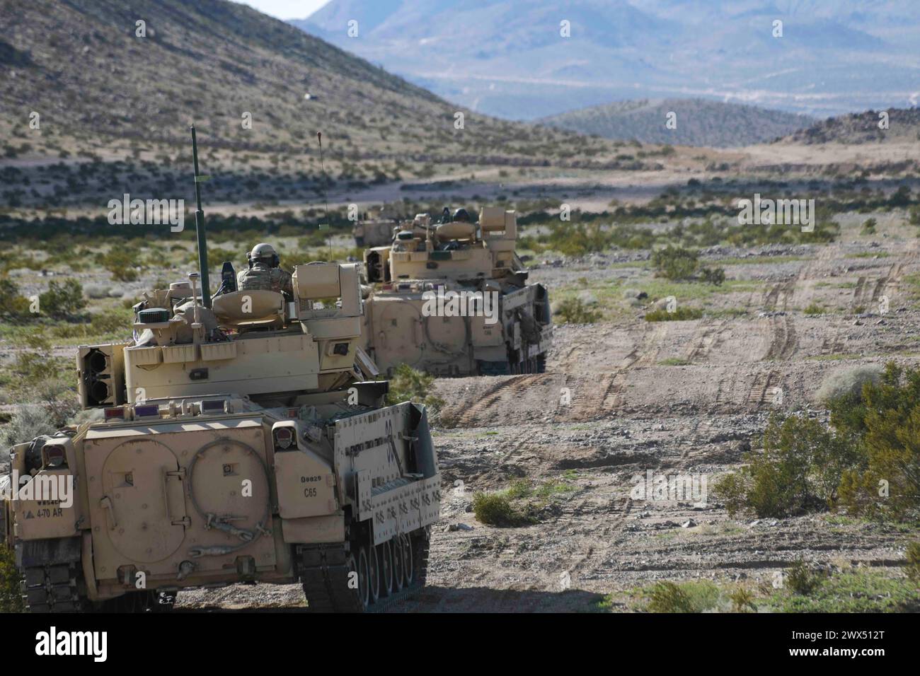 Soldati statunitensi assegnati al 16th Brigade Engineer Battalion, 1st Armored Brigade Combat Team, 1st Armored Division conducono operazioni di violazione durante la rotazione 24-04 presso il National Training Center, Fort Irwin, California, 15 febbraio 2024. (Foto dell'esercito degli Stati Uniti di staff Sgt. Julie Jaeger, Operations Group, National Training Center) Foto Stock