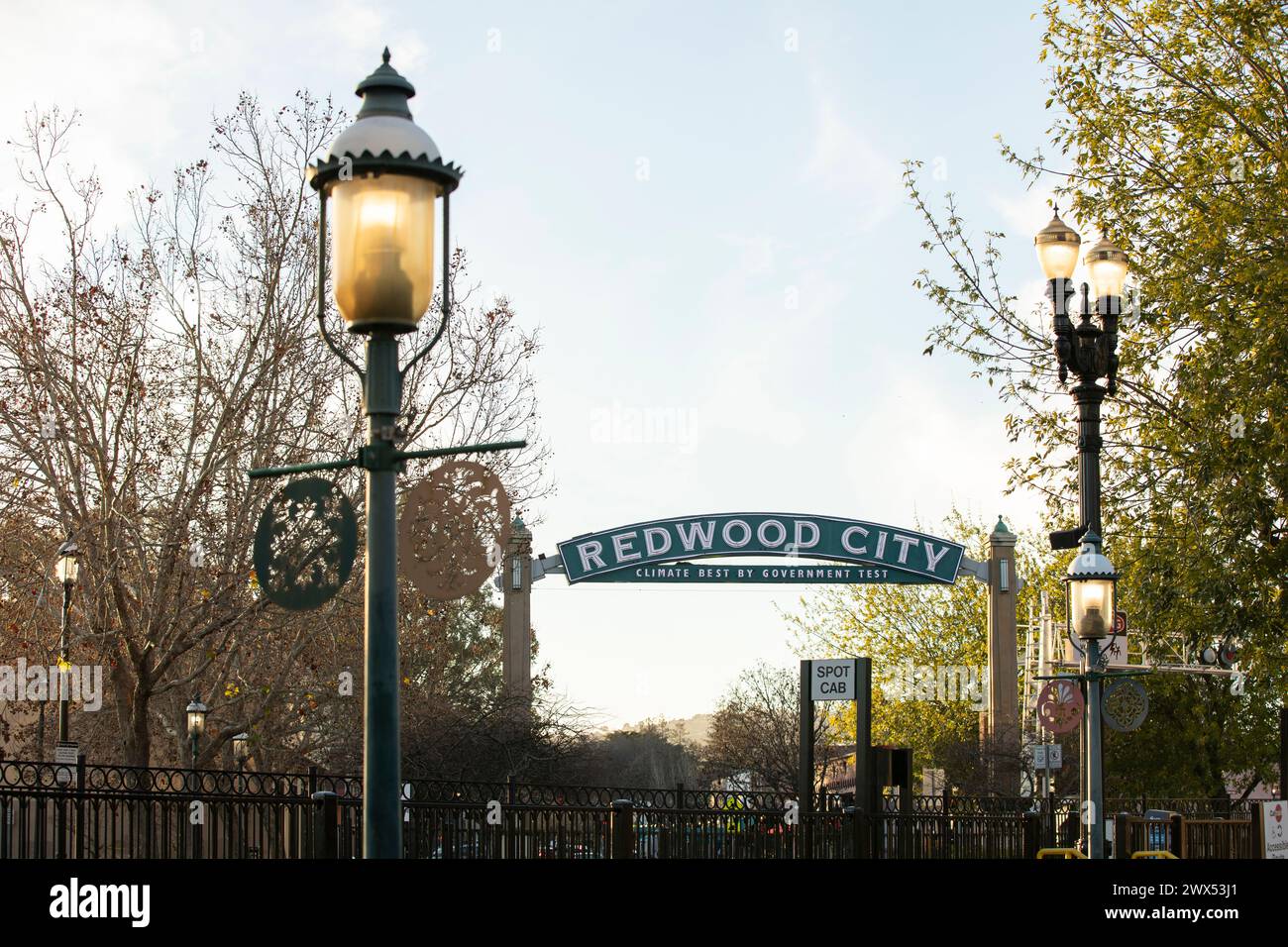 Redwood City, California, Stati Uniti d'America - 1 gennaio 2023: Il tramonto bagna i cartelli di benvenuto di Redwood City con una luce calda. Foto Stock