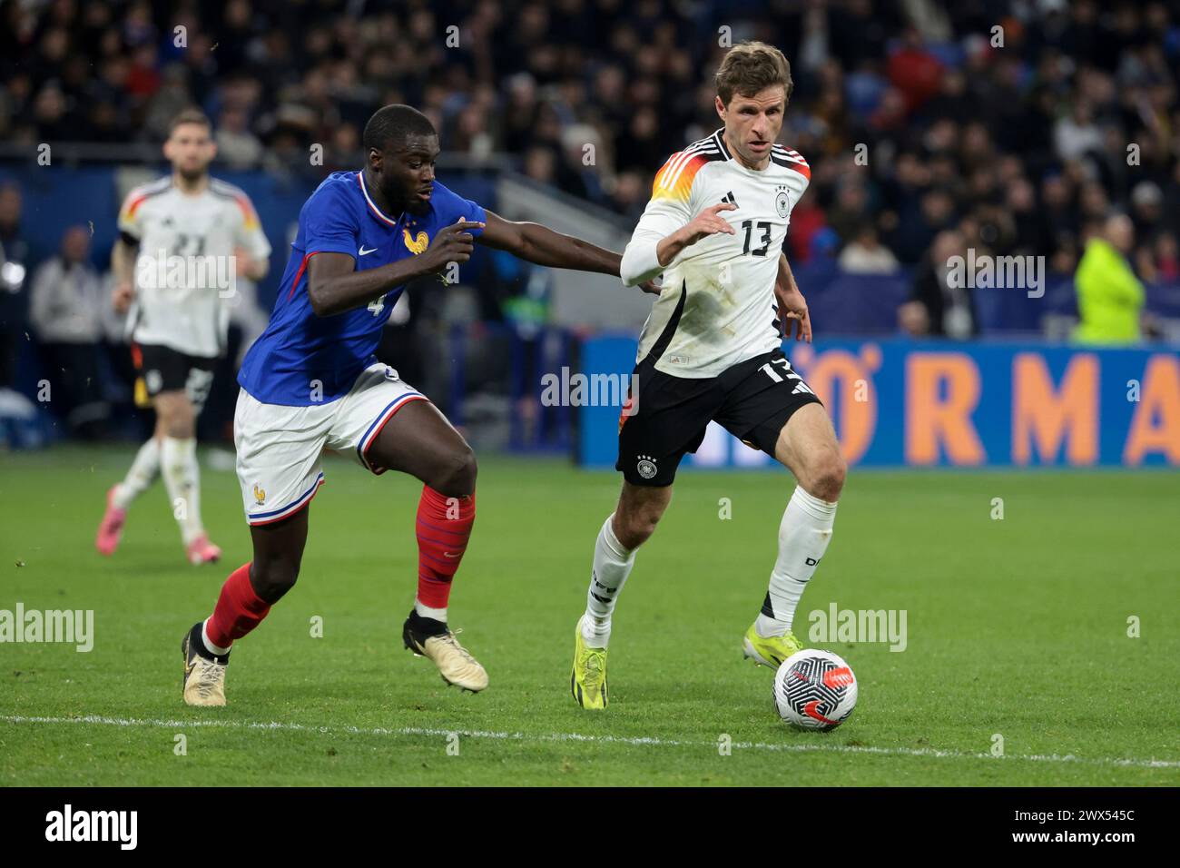 Decines Charpieu, Francia. 23 marzo 2024. Thomas Muller tedesco ha lasciato la Francia Dayot Upamecano durante l'amichevole internazionale di calcio tra Francia e Germania il 23 marzo 2024 allo stadio Groupama di Decines-Charpieu vicino a Lione, Francia - foto Jean Catuffe/DPPI Credit: DPPI Media/Alamy Live News Foto Stock