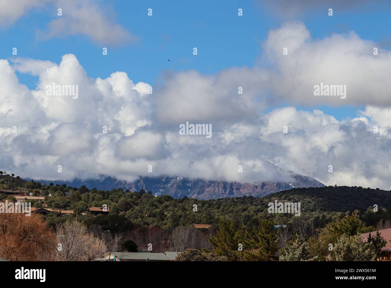 Vista delle montagne Mazatzal con alcune nuvole dal Green Valley Park di Payson, Arizona. Foto Stock