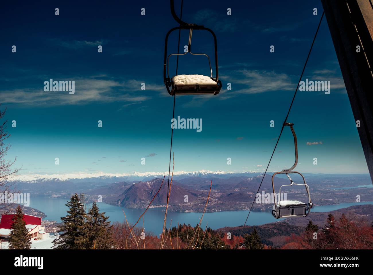 La seggiovia nel cielo blu. Suggestiva vista dal monte Mottarone (lato Stresa) in una mattina d'inverno, dopo una nevicata. Piemonte - Italia. Foto Stock