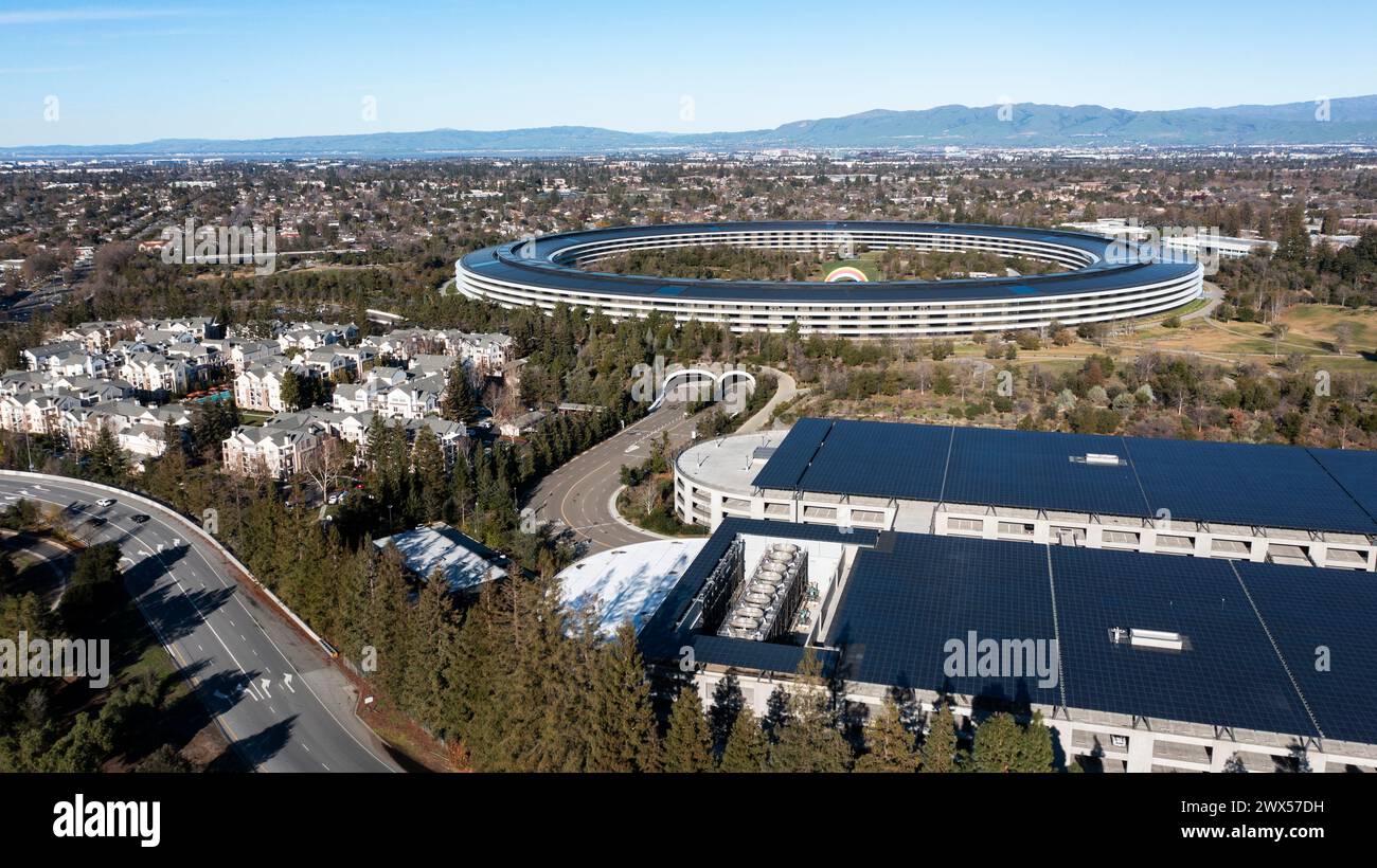 Cupertino, California, Stati Uniti - 1 gennaio 2023: Il sole del pomeriggio splende su Apple Park, la sede centrale della Apple Inc Foto Stock