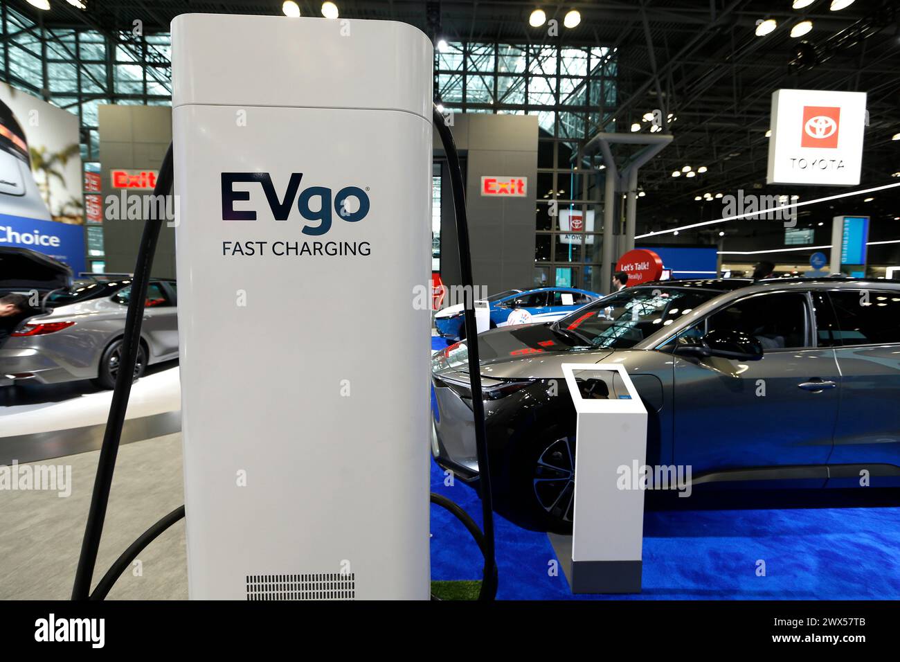 New York, Stati Uniti. 27 marzo 2024. Stazione di ricarica EV Go durante il giorno della stampa al New York International Auto Show il 27 marzo 2024 a New York. La mostra è stata inaugurata nel 1900 al New York Coliseum, trasferendosi al Javits Center 87 anni dopo, dove i produttori espongono i loro nuovi modelli e veicoli concept. (Foto di John Lamparski/NurPhoto) credito: NurPhoto SRL/Alamy Live News Foto Stock