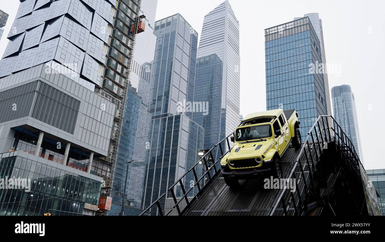 New York, Stati Uniti. 27 marzo 2024. Le persone viaggiano su una Jeep Renegade su una pista di prova durante il giorno della stampa al New York International Auto Show il 27 marzo 2024 a New York City. La mostra è stata inaugurata nel 1900 al New York Coliseum, trasferendosi al Javits Center 87 anni dopo, dove i produttori espongono i loro nuovi modelli e veicoli concept. (Foto di John Lamparski/NurPhoto) credito: NurPhoto SRL/Alamy Live News Foto Stock