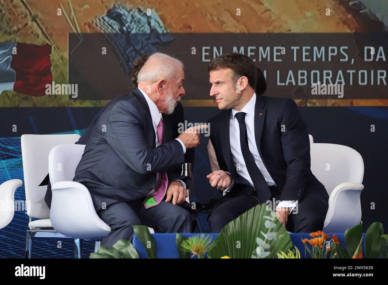 Il presidente francese Emmanuel Macron e il presidente brasiliano Luiz Inacio Lula da Silva durante la cerimonia di lancio del sommergibile Tonelero presso la base navale Itaguai a Itaguai, nello Stato di Rio de Janeiro, Brasile, il 27 marzo 2024. Il Presidente Emmanuel Macron ha detto mercoledì al Brasile che la Francia era "al vostro fianco”, mentre il paese cerca di sviluppare sottomarini a propulsione nucleare, ma senza annunciare una collaborazione specifica sulla tecnologia di propulsione nucleare che Brasilia ha spinto a favore. Macron ha parlato durante una cerimonia per lanciare il terzo sottomarino brasiliano di progettazione francese, che aiuterà a garantire il lungo c Foto Stock