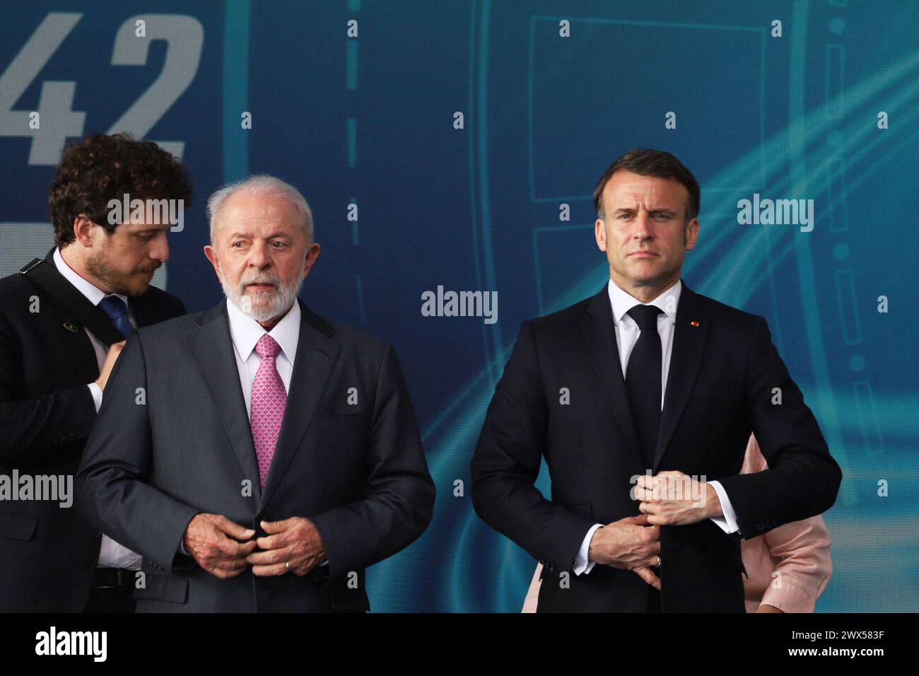 Il presidente francese Emmanuel Macron e il presidente brasiliano Luiz Inacio Lula da Silva durante la cerimonia di lancio del sommergibile Tonelero presso la base navale Itaguai a Itaguai, nello Stato di Rio de Janeiro, Brasile, il 27 marzo 2024. Il Presidente Emmanuel Macron ha detto mercoledì al Brasile che la Francia era "al vostro fianco”, mentre il paese cerca di sviluppare sottomarini a propulsione nucleare, ma senza annunciare una collaborazione specifica sulla tecnologia di propulsione nucleare che Brasilia ha spinto a favore. Macron ha parlato durante una cerimonia per lanciare il terzo sottomarino brasiliano di progettazione francese, che aiuterà a garantire il lungo c Foto Stock