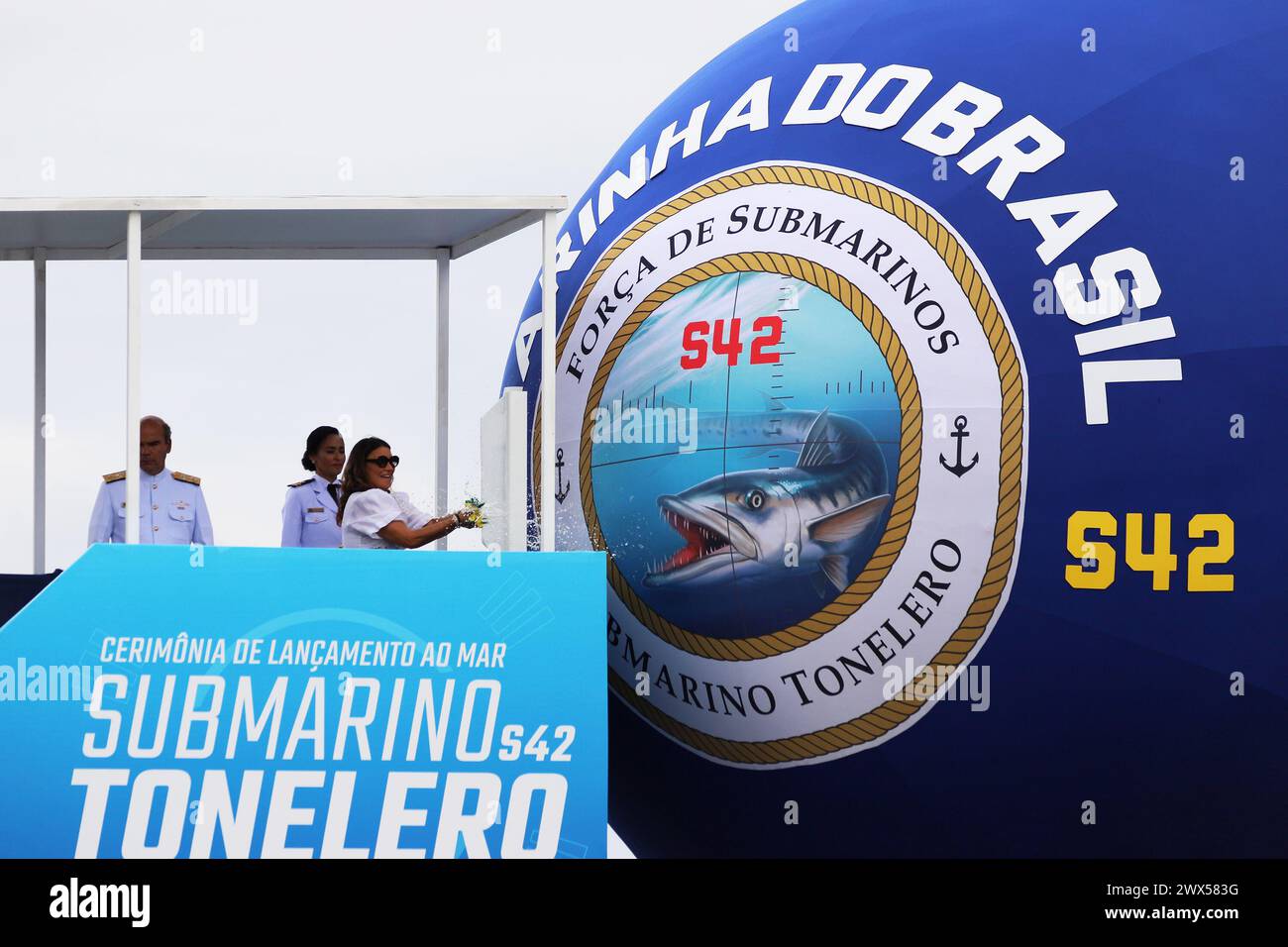 Il presidente francese Emmanuel Macron e il presidente brasiliano Luiz Inacio Lula da Silva durante la cerimonia di lancio del sommergibile Tonelero presso la base navale Itaguai a Itaguai, nello Stato di Rio de Janeiro, Brasile, il 27 marzo 2024. Il Presidente Emmanuel Macron ha detto mercoledì al Brasile che la Francia era "al vostro fianco”, mentre il paese cerca di sviluppare sottomarini a propulsione nucleare, ma senza annunciare una collaborazione specifica sulla tecnologia di propulsione nucleare che Brasilia ha spinto a favore. Macron ha parlato durante una cerimonia per lanciare il terzo sottomarino brasiliano di progettazione francese, che aiuterà a garantire il lungo c Foto Stock