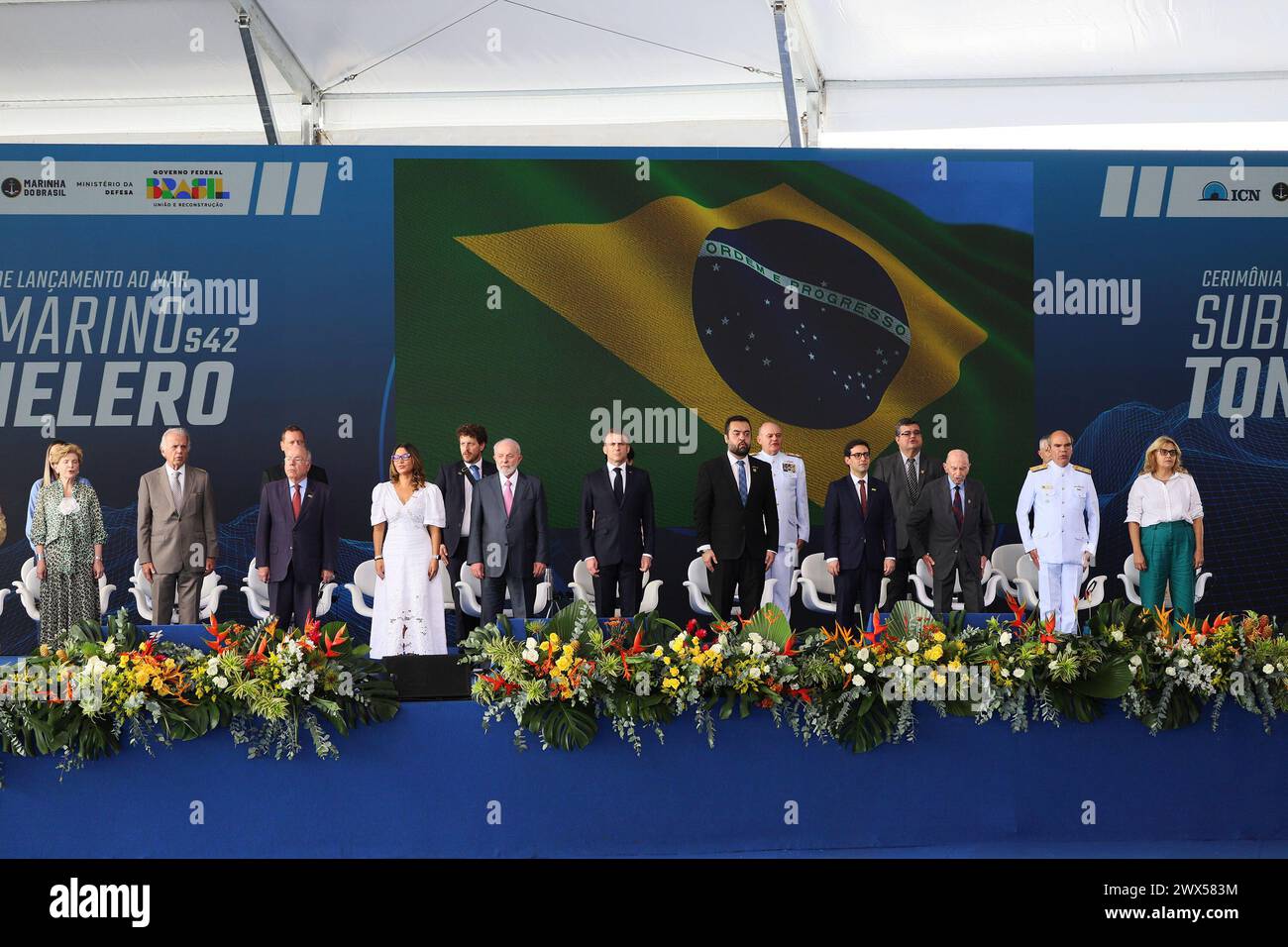 Il presidente francese Emmanuel Macron e il presidente brasiliano Luiz Inacio Lula da Silva durante la cerimonia di lancio del sommergibile Tonelero presso la base navale Itaguai a Itaguai, nello Stato di Rio de Janeiro, Brasile, il 27 marzo 2024. Il Presidente Emmanuel Macron ha detto mercoledì al Brasile che la Francia era "al vostro fianco”, mentre il paese cerca di sviluppare sottomarini a propulsione nucleare, ma senza annunciare una collaborazione specifica sulla tecnologia di propulsione nucleare che Brasilia ha spinto a favore. Macron ha parlato durante una cerimonia per lanciare il terzo sottomarino brasiliano di progettazione francese, che aiuterà a garantire il lungo c Foto Stock