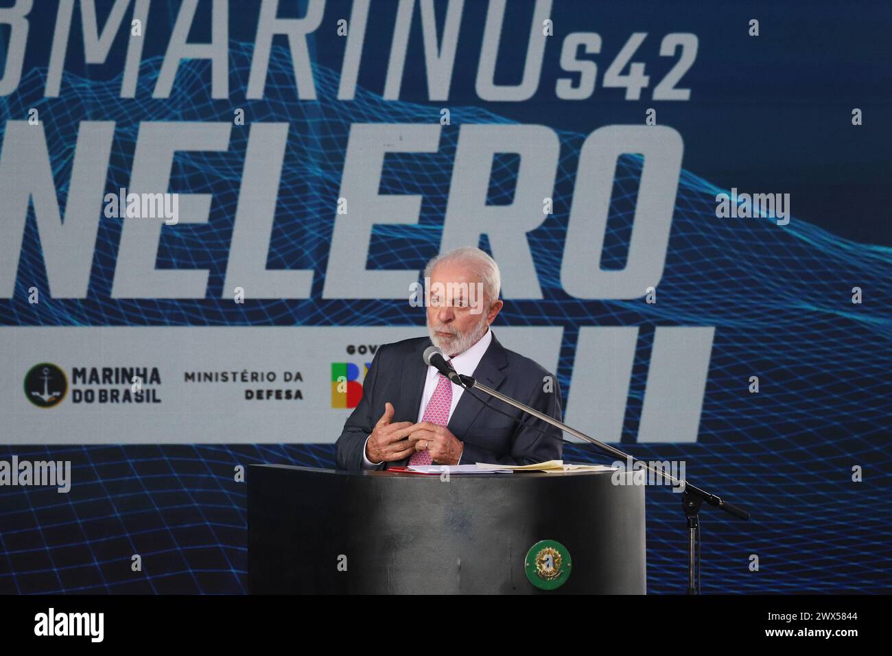 Il presidente francese Emmanuel Macron e il presidente brasiliano Luiz Inacio Lula da Silva durante la cerimonia di lancio del sommergibile Tonelero presso la base navale Itaguai a Itaguai, nello Stato di Rio de Janeiro, Brasile, il 27 marzo 2024. Il Presidente Emmanuel Macron ha detto mercoledì al Brasile che la Francia era "al vostro fianco”, mentre il paese cerca di sviluppare sottomarini a propulsione nucleare, ma senza annunciare una collaborazione specifica sulla tecnologia di propulsione nucleare che Brasilia ha spinto a favore. Macron ha parlato durante una cerimonia per lanciare il terzo sottomarino brasiliano di progettazione francese, che aiuterà a garantire il lungo c Foto Stock