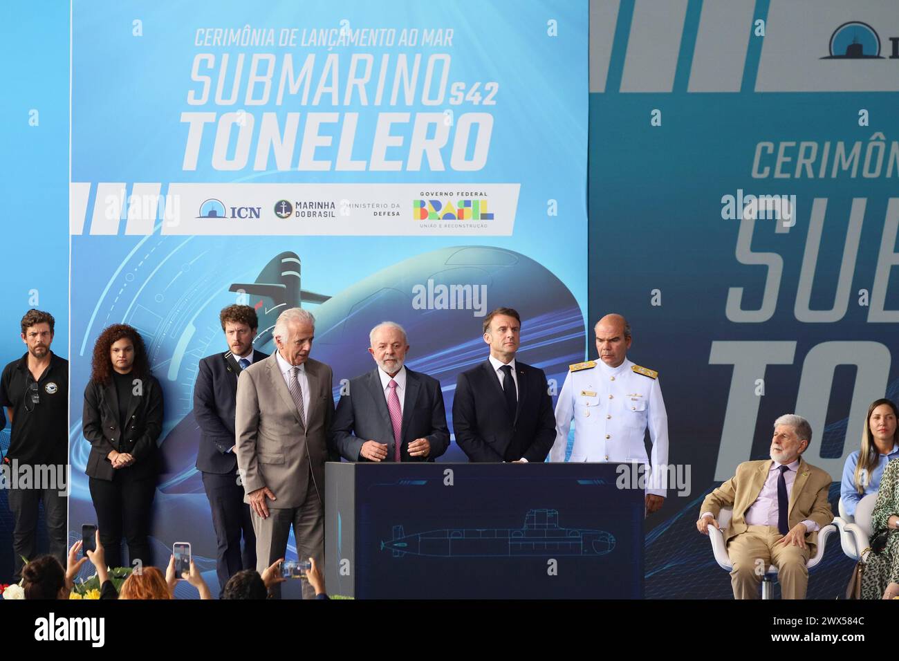 Il presidente francese Emmanuel Macron e il presidente brasiliano Luiz Inacio Lula da Silva durante la cerimonia di lancio del sommergibile Tonelero presso la base navale Itaguai a Itaguai, nello Stato di Rio de Janeiro, Brasile, il 27 marzo 2024. Il Presidente Emmanuel Macron ha detto mercoledì al Brasile che la Francia era "al vostro fianco”, mentre il paese cerca di sviluppare sottomarini a propulsione nucleare, ma senza annunciare una collaborazione specifica sulla tecnologia di propulsione nucleare che Brasilia ha spinto a favore. Macron ha parlato durante una cerimonia per lanciare il terzo sottomarino brasiliano di progettazione francese, che aiuterà a garantire il lungo c Foto Stock