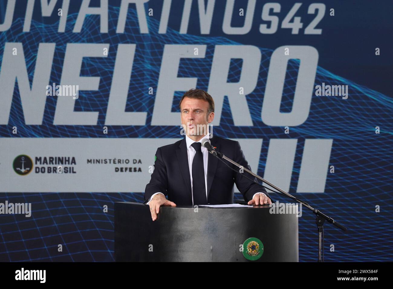 Il presidente francese Emmanuel Macron e il presidente brasiliano Luiz Inacio Lula da Silva durante la cerimonia di lancio del sommergibile Tonelero presso la base navale Itaguai a Itaguai, nello Stato di Rio de Janeiro, Brasile, il 27 marzo 2024. Il Presidente Emmanuel Macron ha detto mercoledì al Brasile che la Francia era "al vostro fianco”, mentre il paese cerca di sviluppare sottomarini a propulsione nucleare, ma senza annunciare una collaborazione specifica sulla tecnologia di propulsione nucleare che Brasilia ha spinto a favore. Macron ha parlato durante una cerimonia per lanciare il terzo sottomarino brasiliano di progettazione francese, che aiuterà a garantire il lungo c Foto Stock