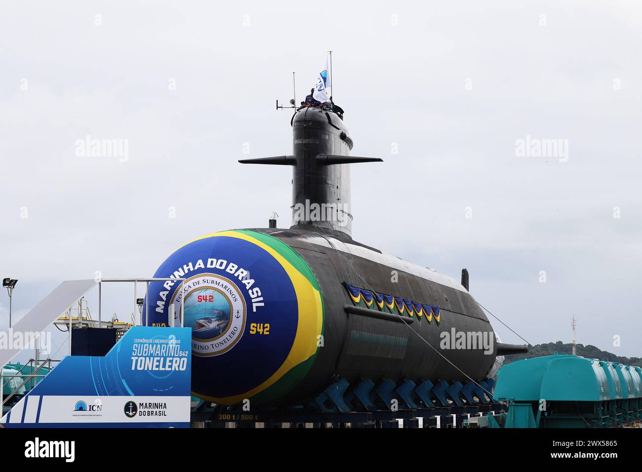 Il presidente francese Emmanuel Macron e il presidente brasiliano Luiz Inacio Lula da Silva durante la cerimonia di lancio del sommergibile Tonelero presso la base navale Itaguai a Itaguai, nello Stato di Rio de Janeiro, Brasile, il 27 marzo 2024. Il Presidente Emmanuel Macron ha detto mercoledì al Brasile che la Francia era "al vostro fianco”, mentre il paese cerca di sviluppare sottomarini a propulsione nucleare, ma senza annunciare una collaborazione specifica sulla tecnologia di propulsione nucleare che Brasilia ha spinto a favore. Macron ha parlato durante una cerimonia per lanciare il terzo sottomarino brasiliano di progettazione francese, che aiuterà a garantire il lungo c Foto Stock