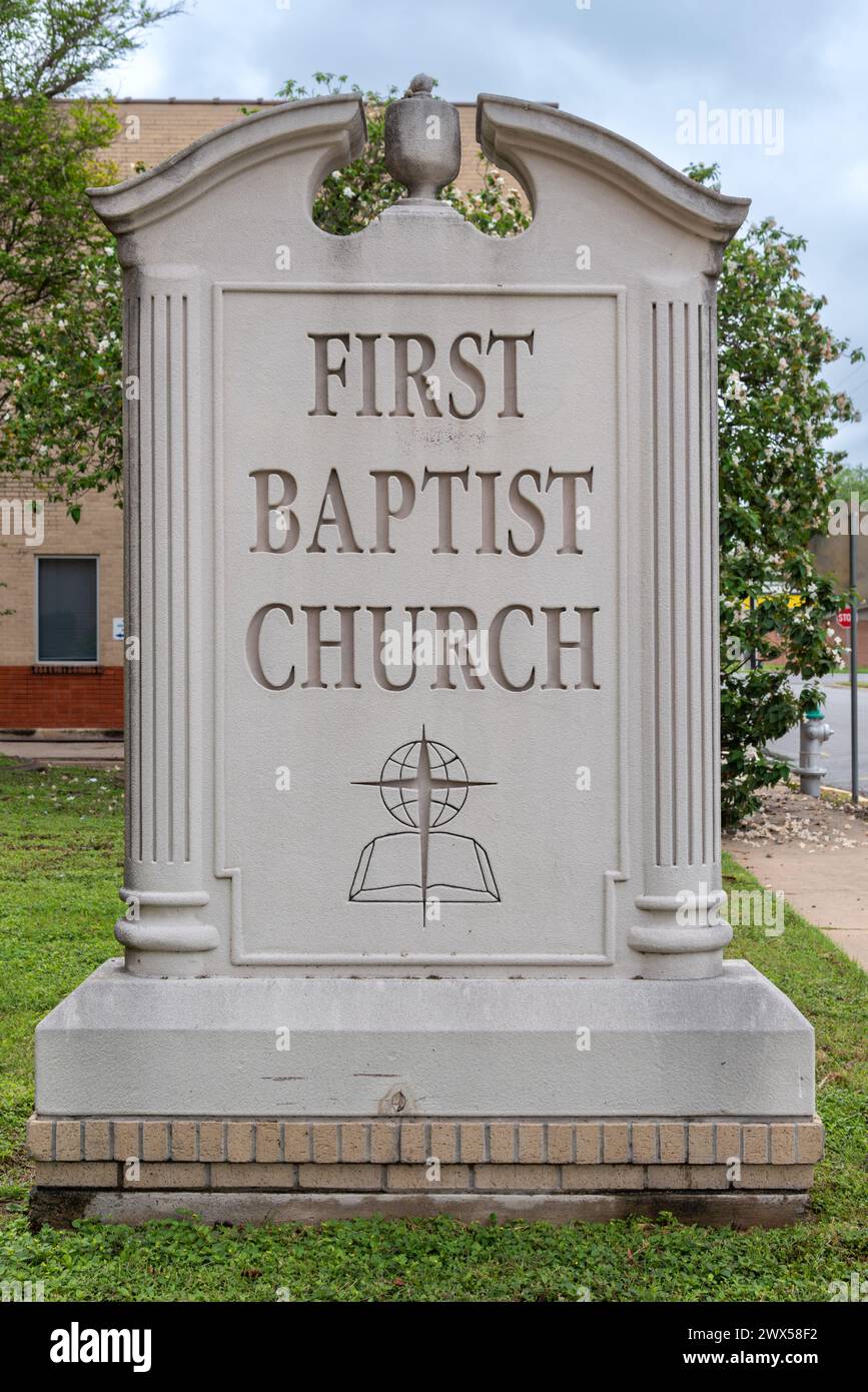 Grande cartello per la First Baptist Church nel centro di McAllen, Hidalgo County, Texas, USA. Foto Stock